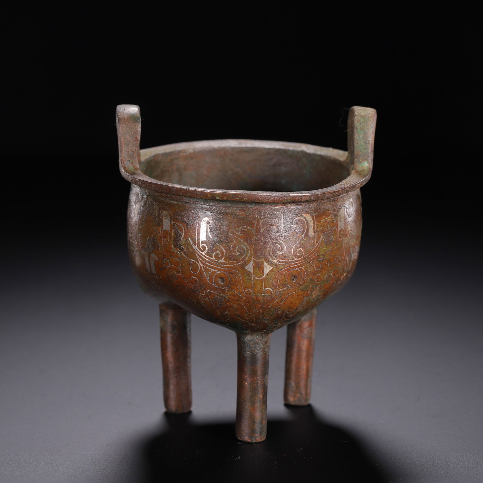 A GOLD AND SILVER INLAID BRONZE TRIPOD CENSER: A GOLD AND SILVER INLAID BRONZE TRIPOD CENSER (8.5 x 8.5 x 11cm,Weight 430g)