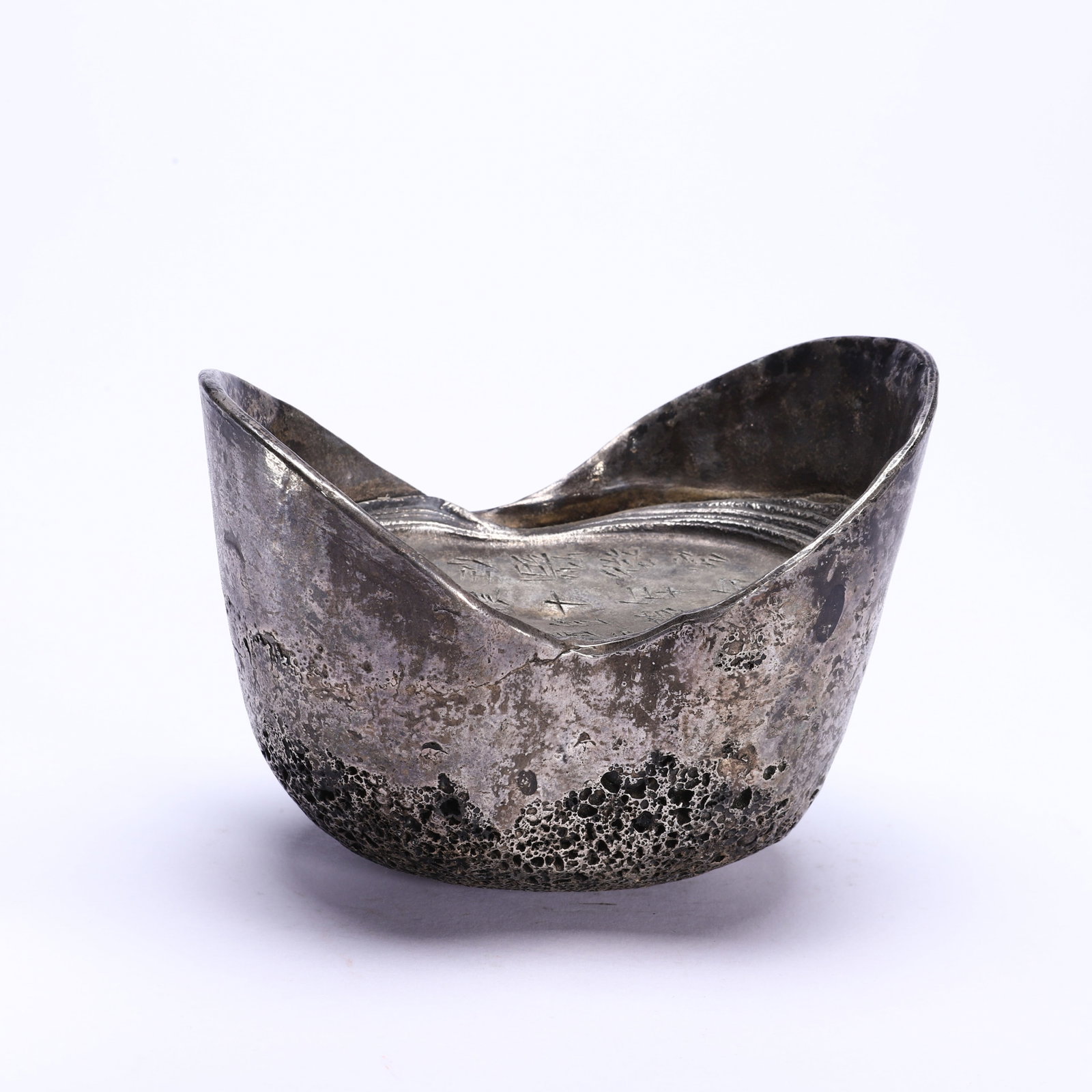 A SILVER INGOT: A SILVER INGOT (12 x 7 x 9cm,Weight 1900 grams)