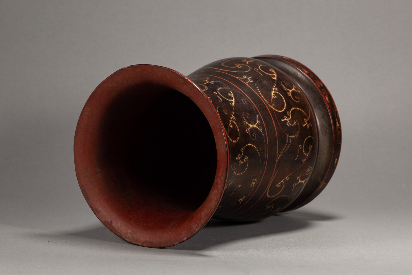 A RARE POLYCHROME PAINTED VESSEL ZUN - 8