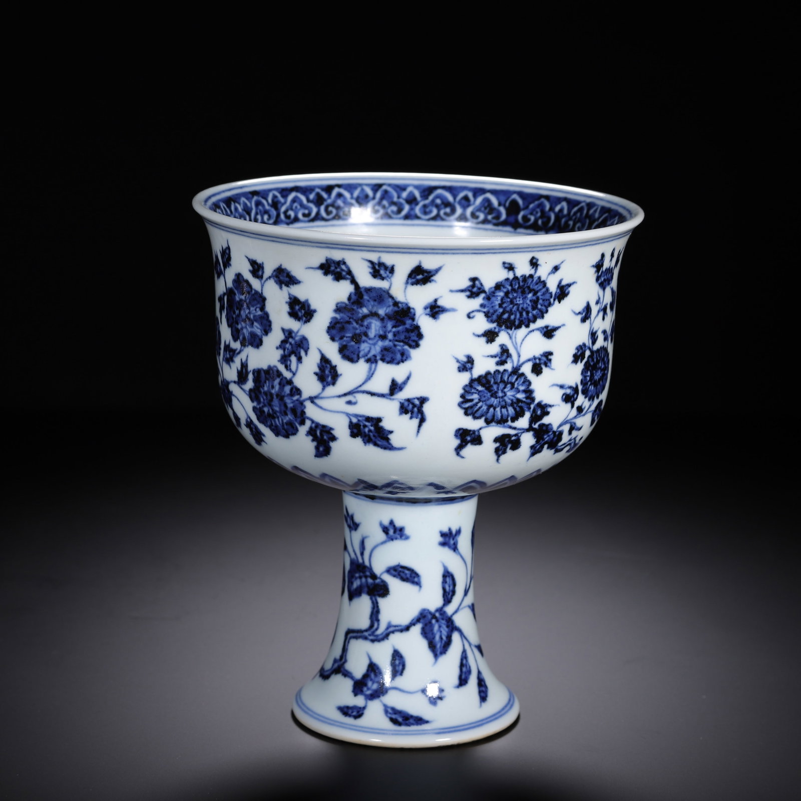 A BLUE AND WHITE PEONY STEAM CUP: A BLUE AND WHITE PEONY STEAM CUP (15.5 x 15.5 x 18cm,Weight 710 grams)
