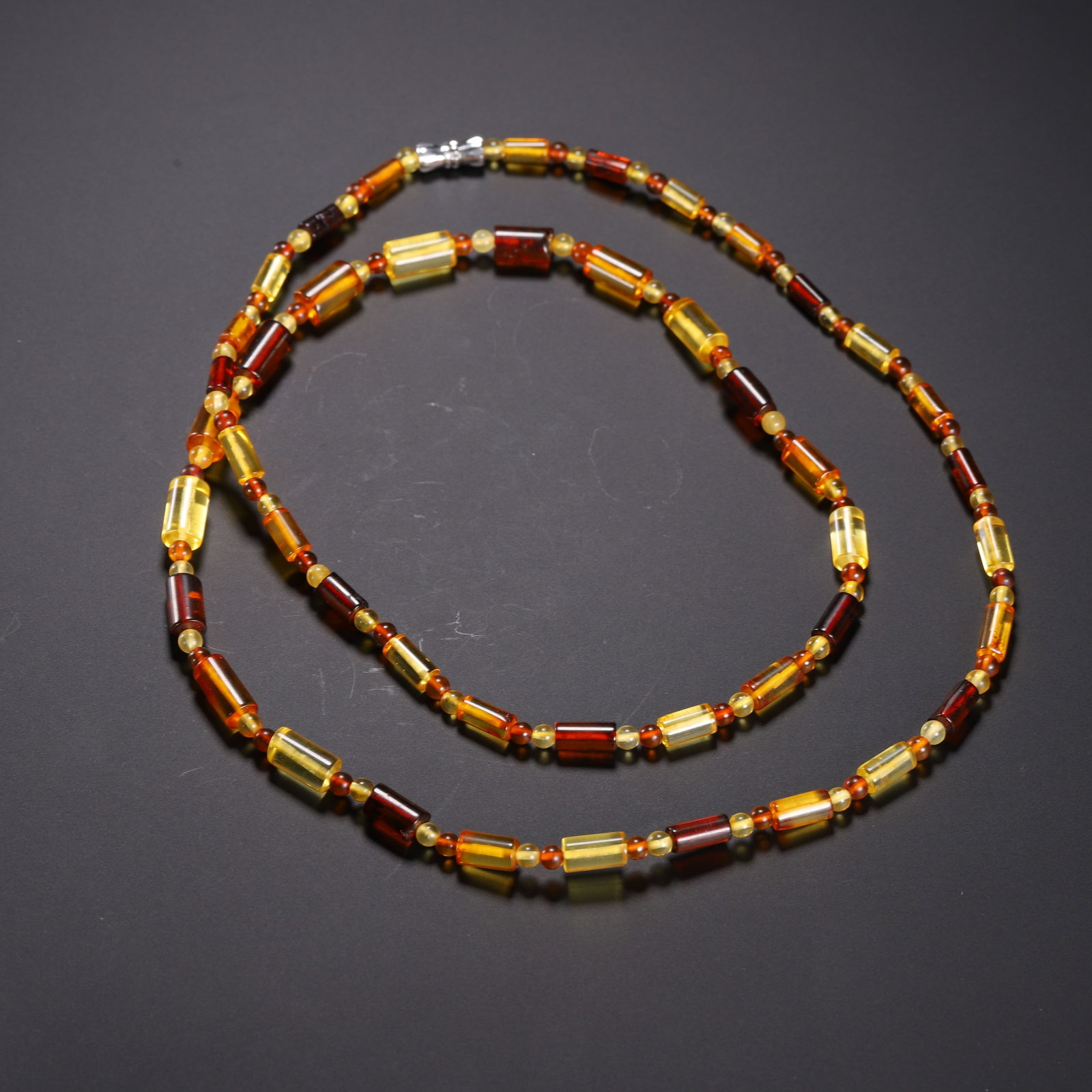 A Chinese Amber Beaded Necklace: A Chinese Amber Beaded Necklace (0.5cm,Weight 10 grams)