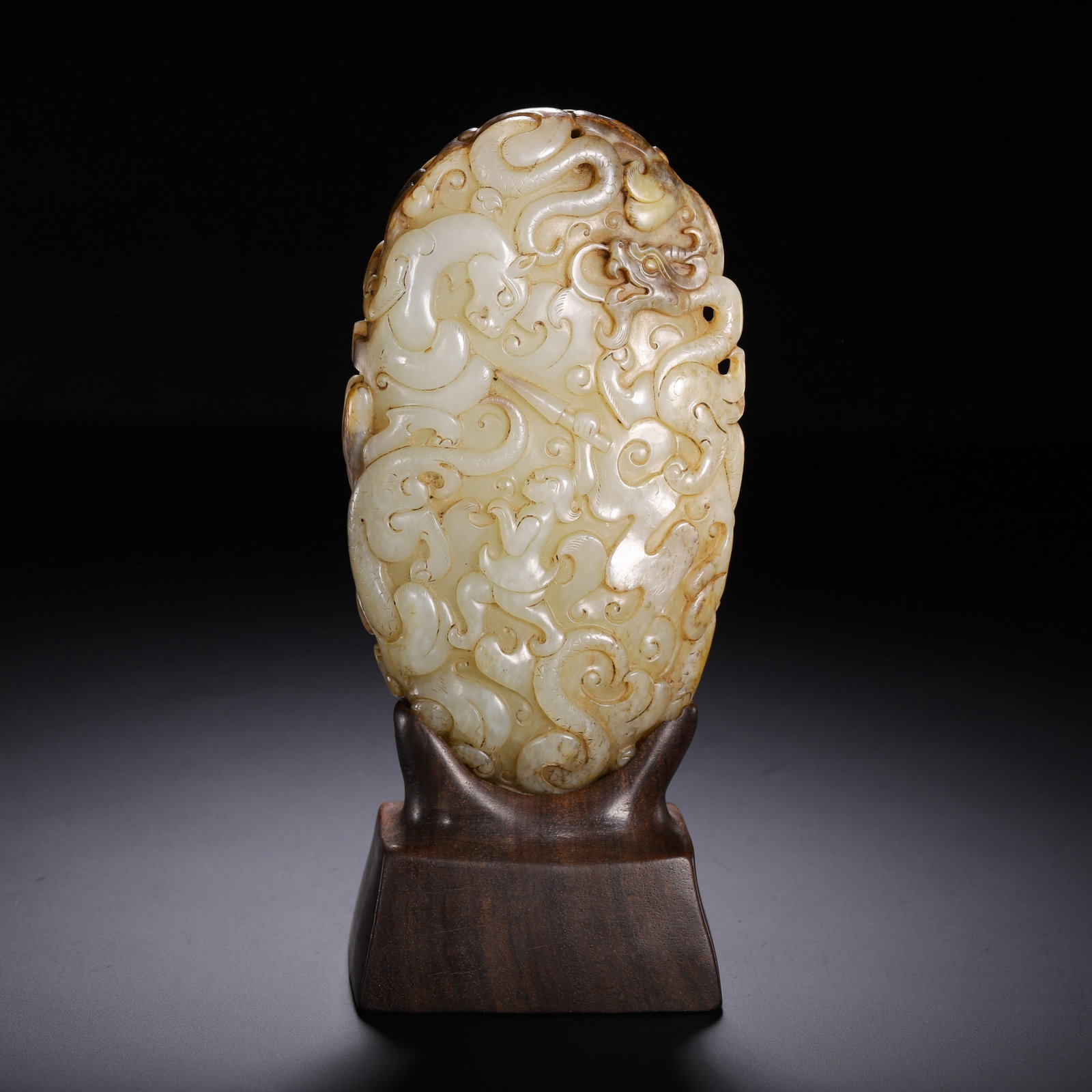 A CARVED WHITE JADE CHILONG GROUP ORNAMENT: A CARVED WHITE JADE CHILONG GROUP ORNAMENT (17cm,Weight 430 grams)