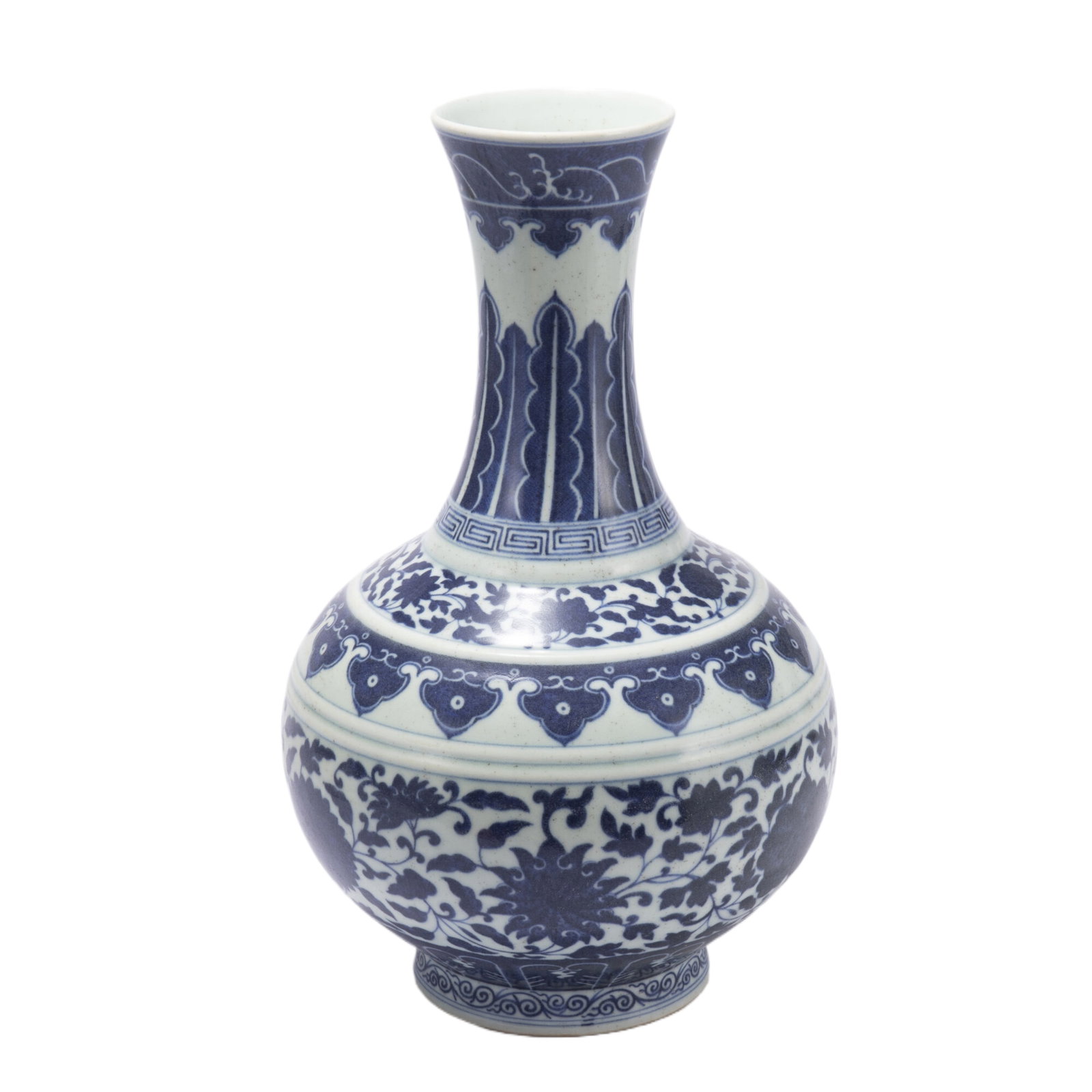 A BLUE AND WHITE PORCELAIN DECORATIVE VASE: A BLUE AND WHITE PORCELAIN DECORATIVE VASE (21.5 x 36.8cm)