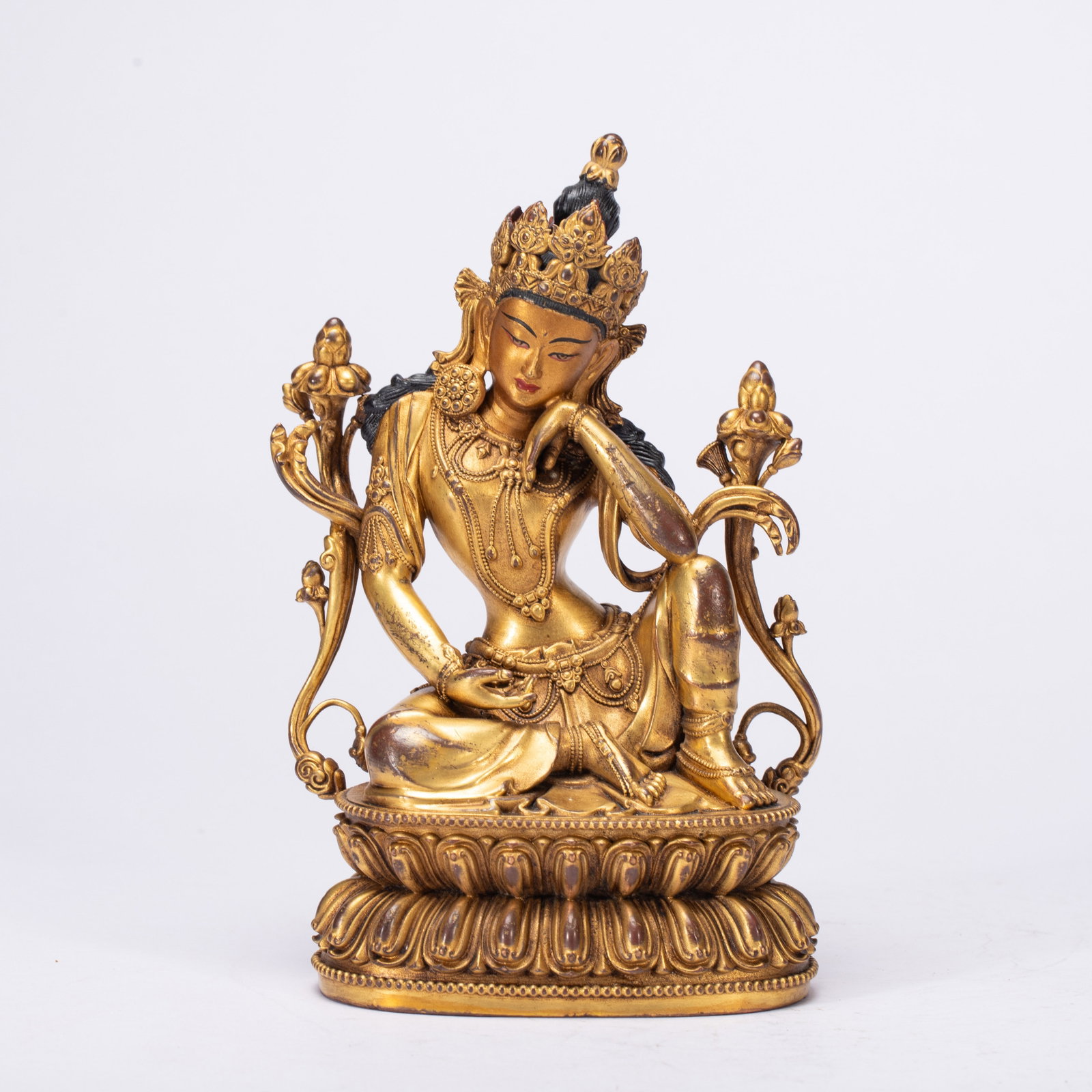 A Chinese Gilt Bronze Guanyin: A Chinese Gilt Bronze Guanyin (10 x 6.5 x 15cm,Weight 560 grams)