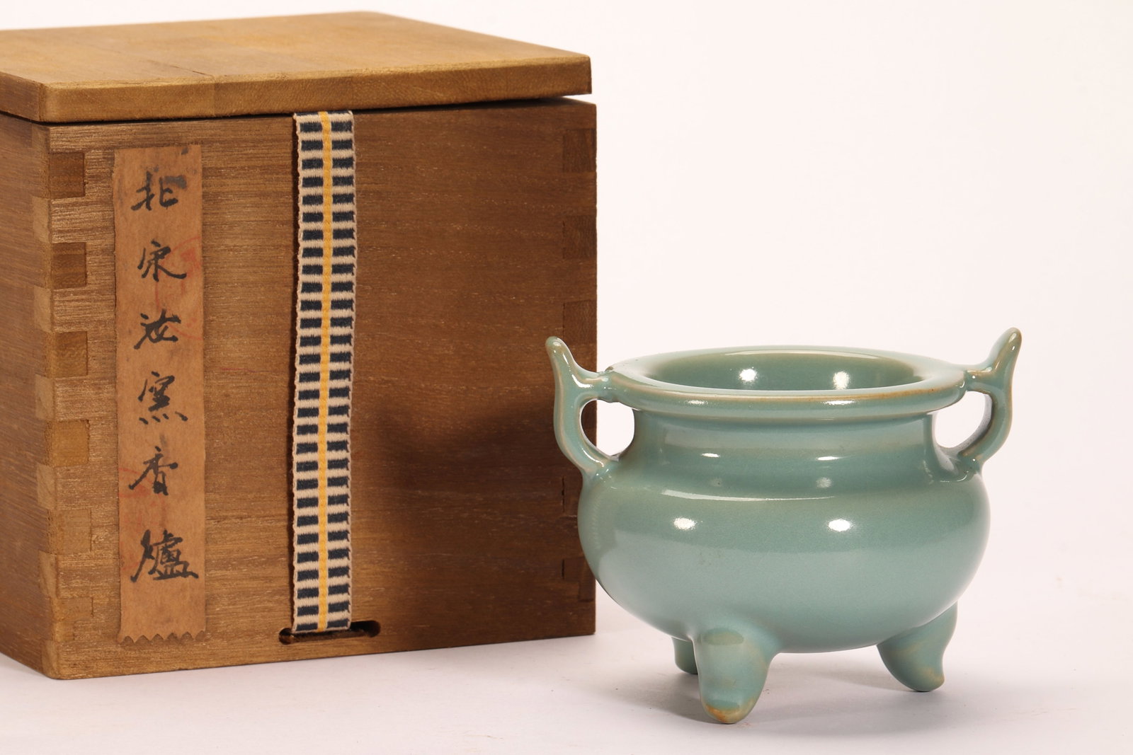 A Chinese Ru Ware Censer: A Chinese Ru Ware Censer (9 x 9 x 7cm,Weight 170 grams)