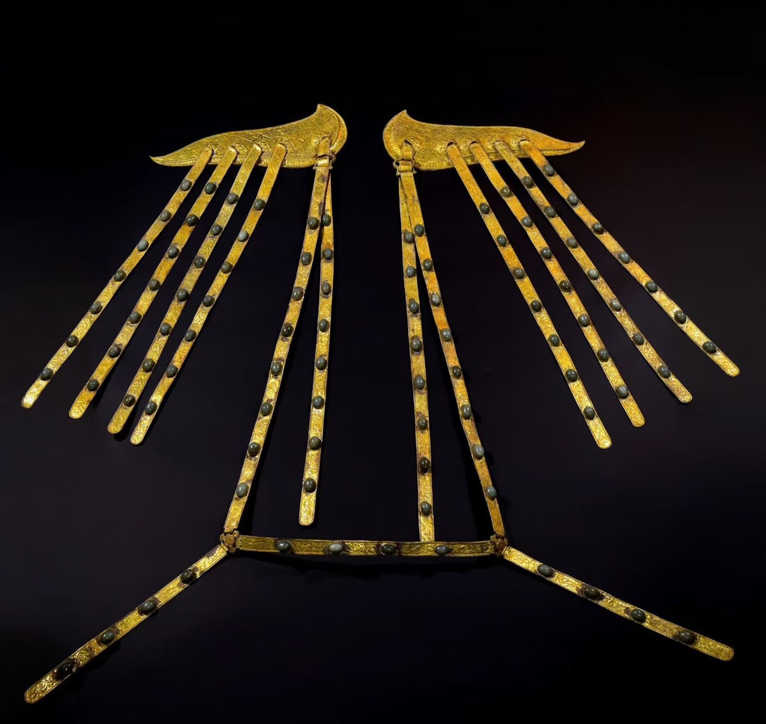 Gilt Bronze Inlaid Gem Stone Carved Flower Pattern Harness: Gilt Bronze Inlaid Gem Stone Carved Flower Pattern Harness (90 x 10.5cm)