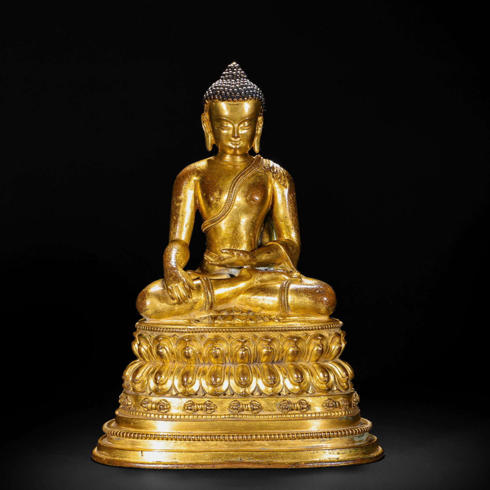 A Chinese Gilt Bronze Buddha Figure: A Chinese Gilt Bronze Buddha Figure (17 x 17 x 34cm,Weight 5300 grams)