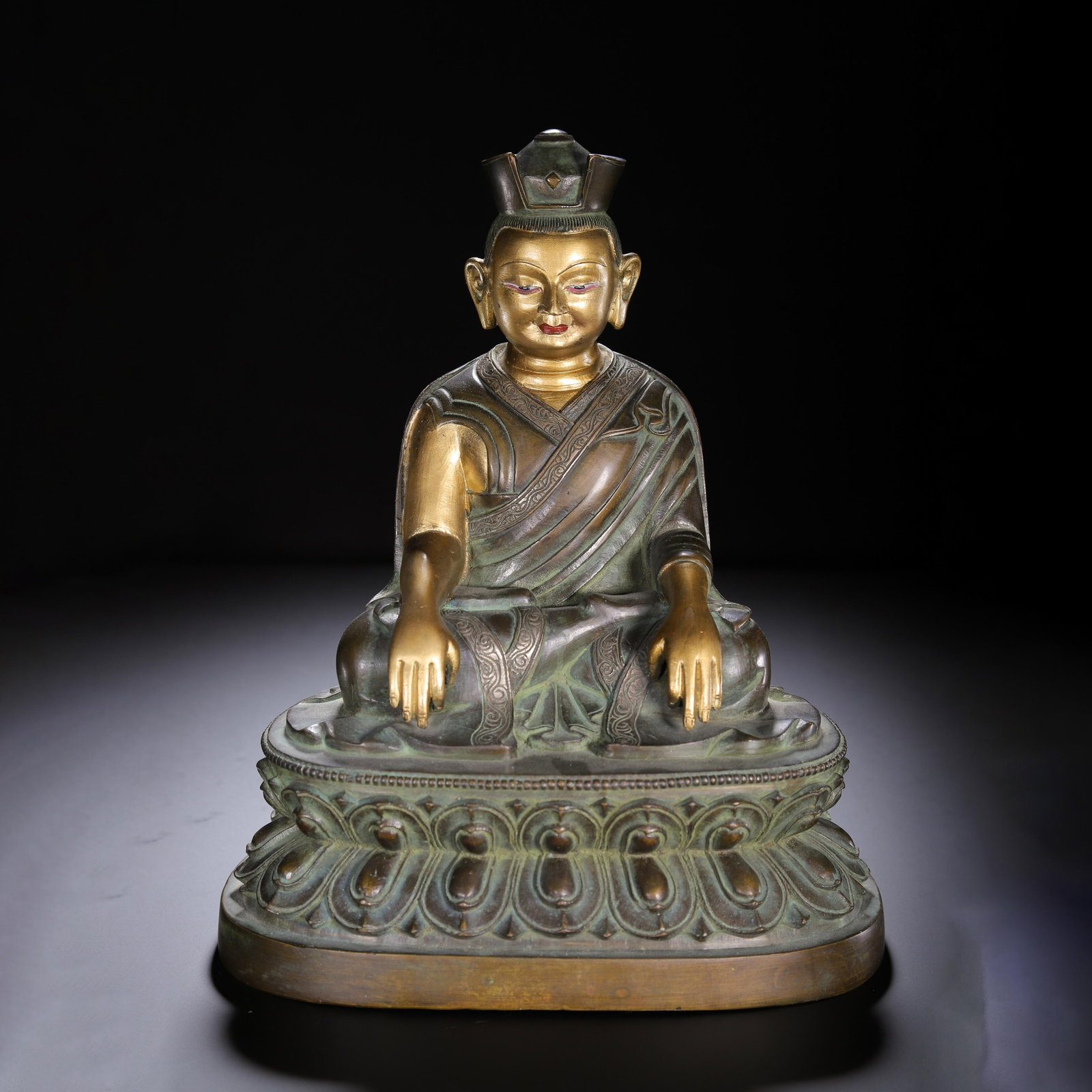 A Chinese Bronze Buddha Statue: A Chinese Bronze Buddha Statue (22 x 16 x 25cm,Weight 4230 grams)