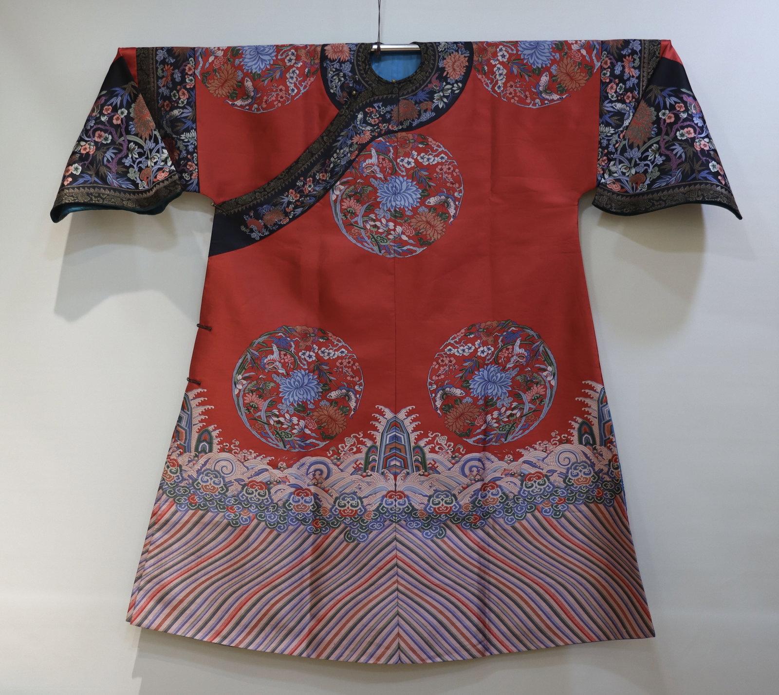 Silk Embroidery Sea Wave and Flower with Butterfly Pattern Dragon Robe: Silk Embroidery Sea Wave and Flower with Butterfly Pattern Dragon Robe ?205 x 140cm?