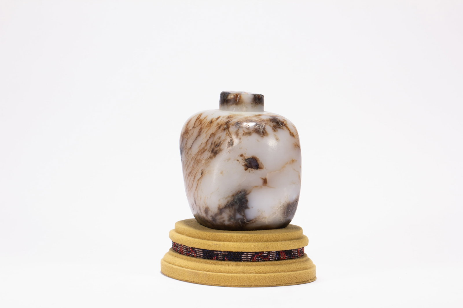 A Chinese Hetian Jade Snuff Bottle - 4