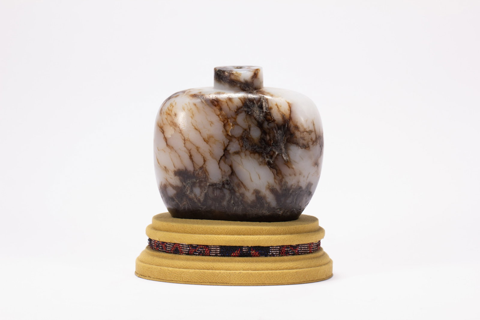 A Chinese Hetian Jade Snuff Bottle - 5