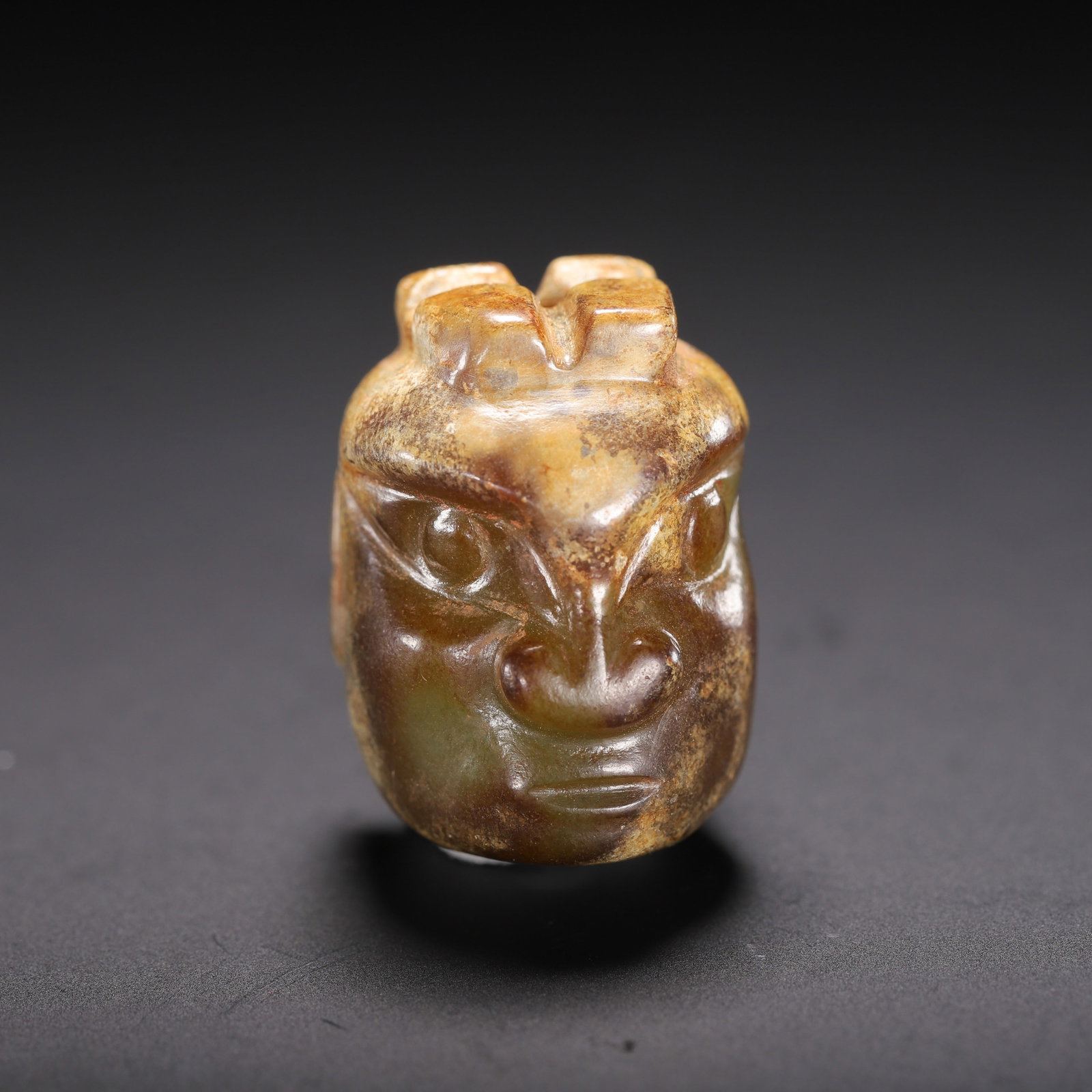 A CARVED JADE MYTHICAL BEAST HEAD: A CARVED JADE MYTHICAL BEAST HEAD (3cm)