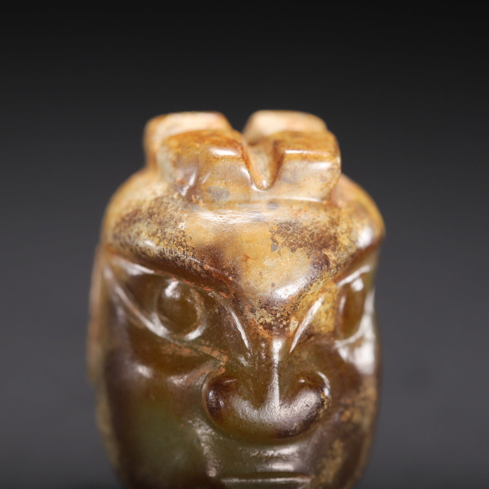 A CARVED JADE MYTHICAL BEAST HEAD - 2