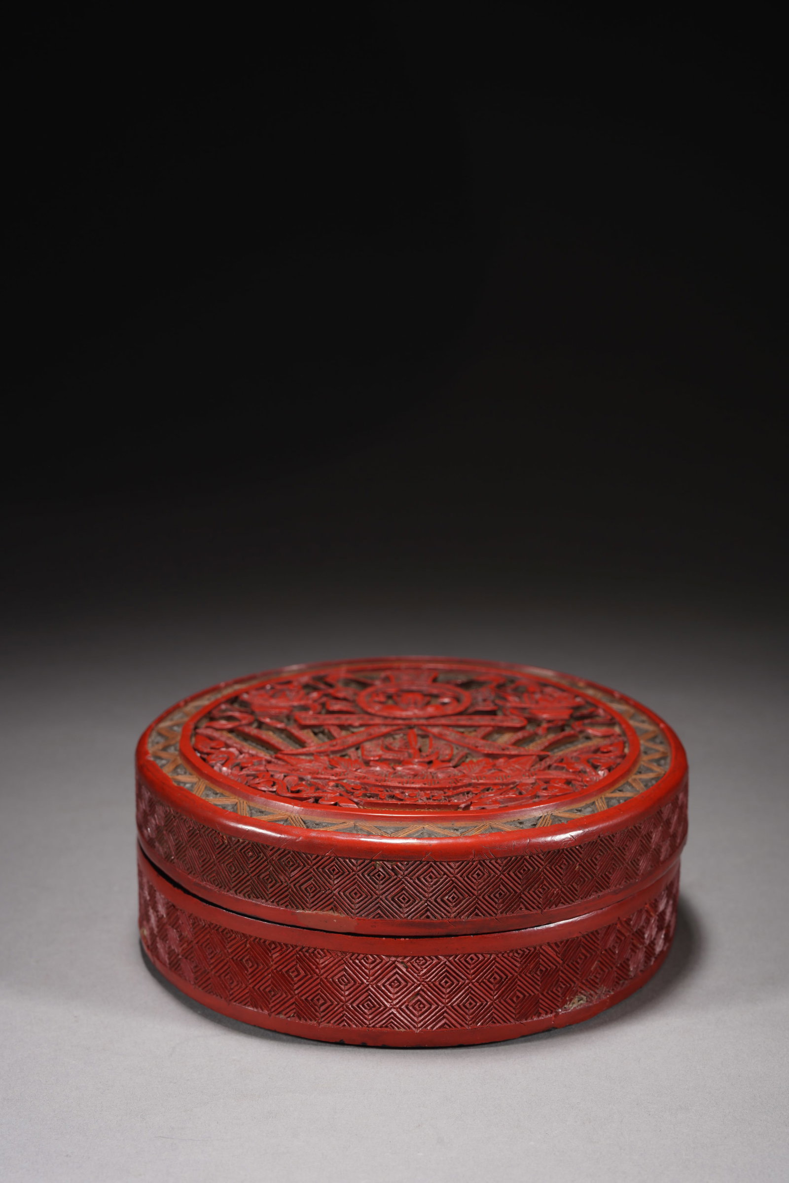 Lacquerware Red Carved Flower and Chun Pattern Lid Box - 2