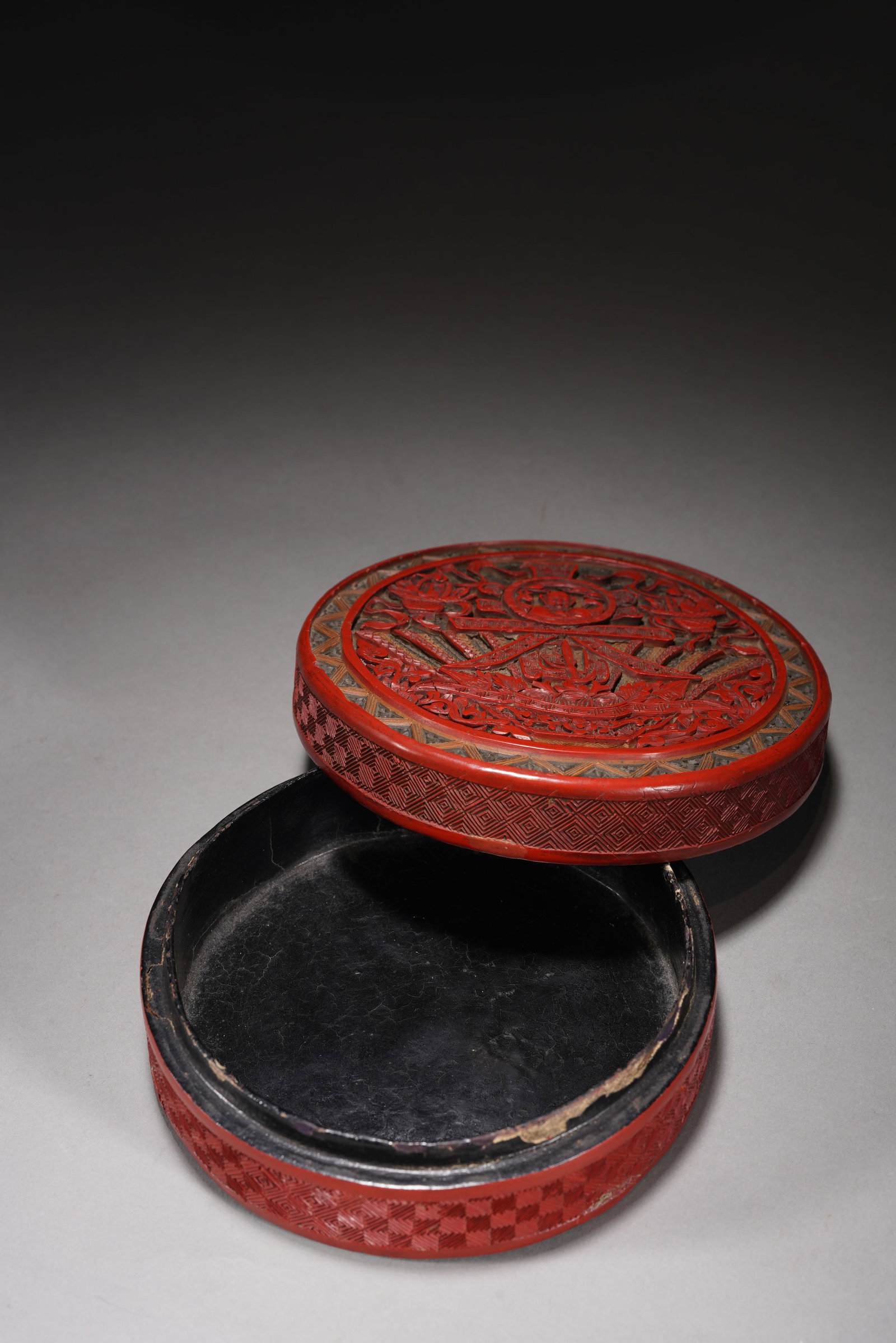 Lacquerware Red Carved Flower and Chun Pattern Lid Box - 8