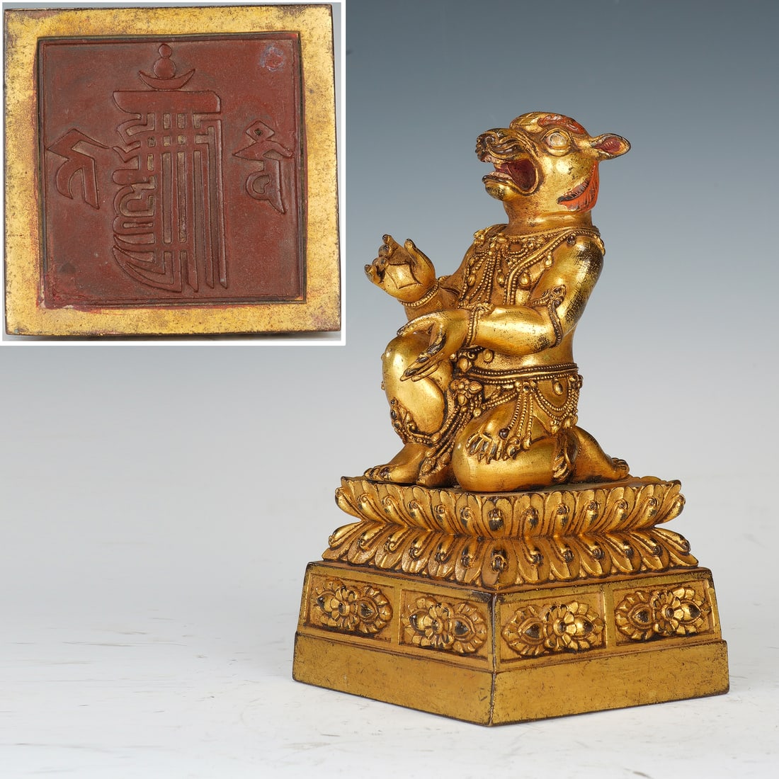 Gilt Bronze Carved Beast Shape Stone Seal: Gilt Bronze Carved Beast Shape Stone Seal (8.8 x 8.8 x 16.3cm,Weight 1418g)