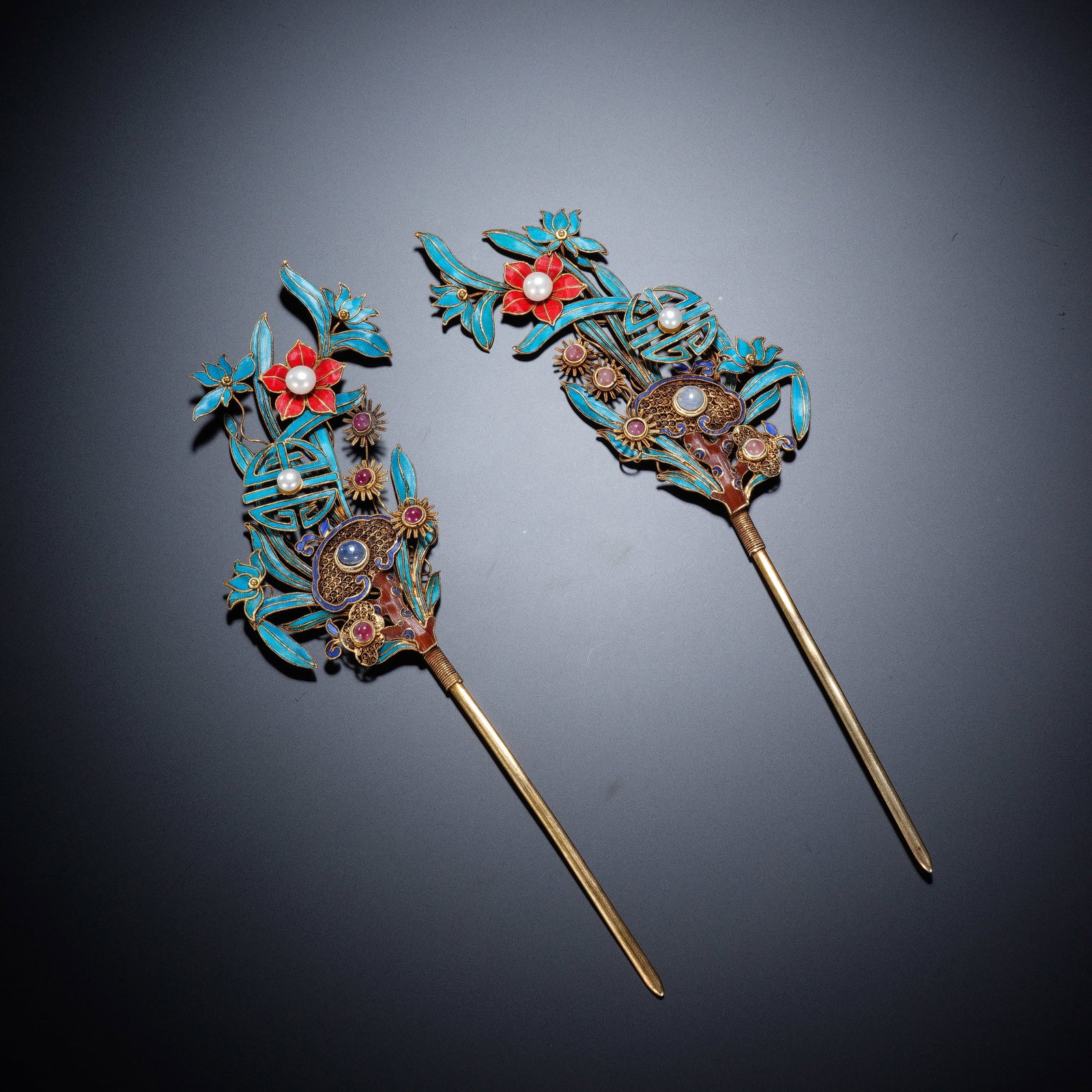 Pair of Gilt Silver Inlaid Blue Feather and Gem Stone Carved Flower Pattern Hairpin: Pair of Gilt Silver Inlaid Blue Feather and Gem Stone Carved Flower Pattern Hairpin (19 x 7cm,Weight 48g)