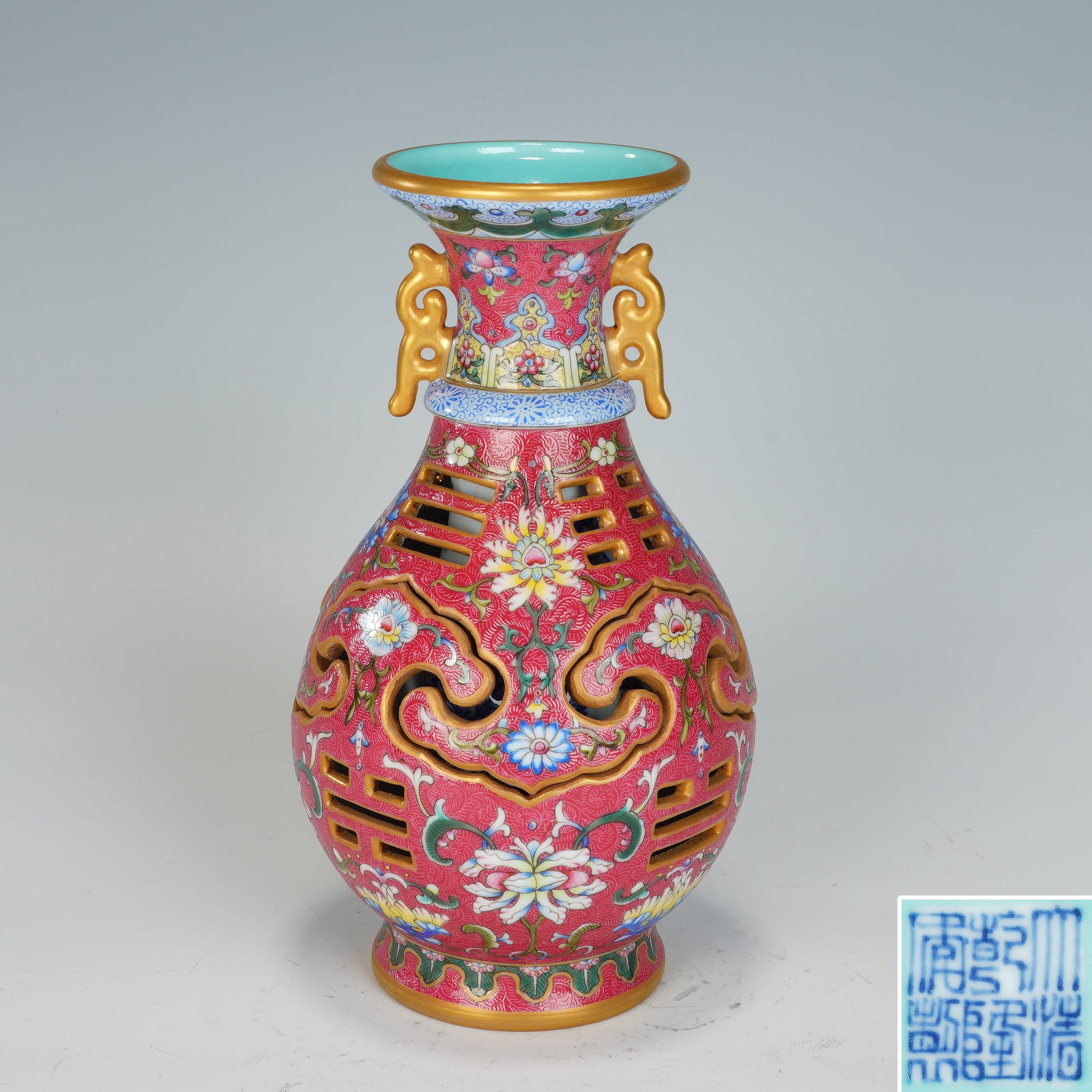 Famille Rose Flower Pattern Porcelain Double Ears Movable Vase: Famille Rose Flower Pattern Porcelain Double Ears Movable Vase (10 x 20cm)