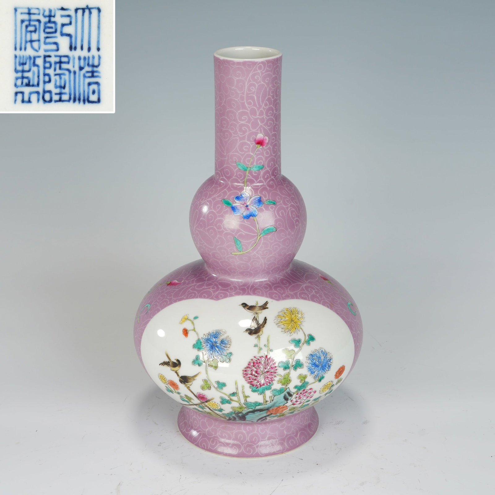 Famille Rose Flower and Bird Pattern Porcelain Gourd Shape Vase: Famille Rose Flower and Bird Pattern Porcelain Gourd Shape Vase (15 x 27cm)