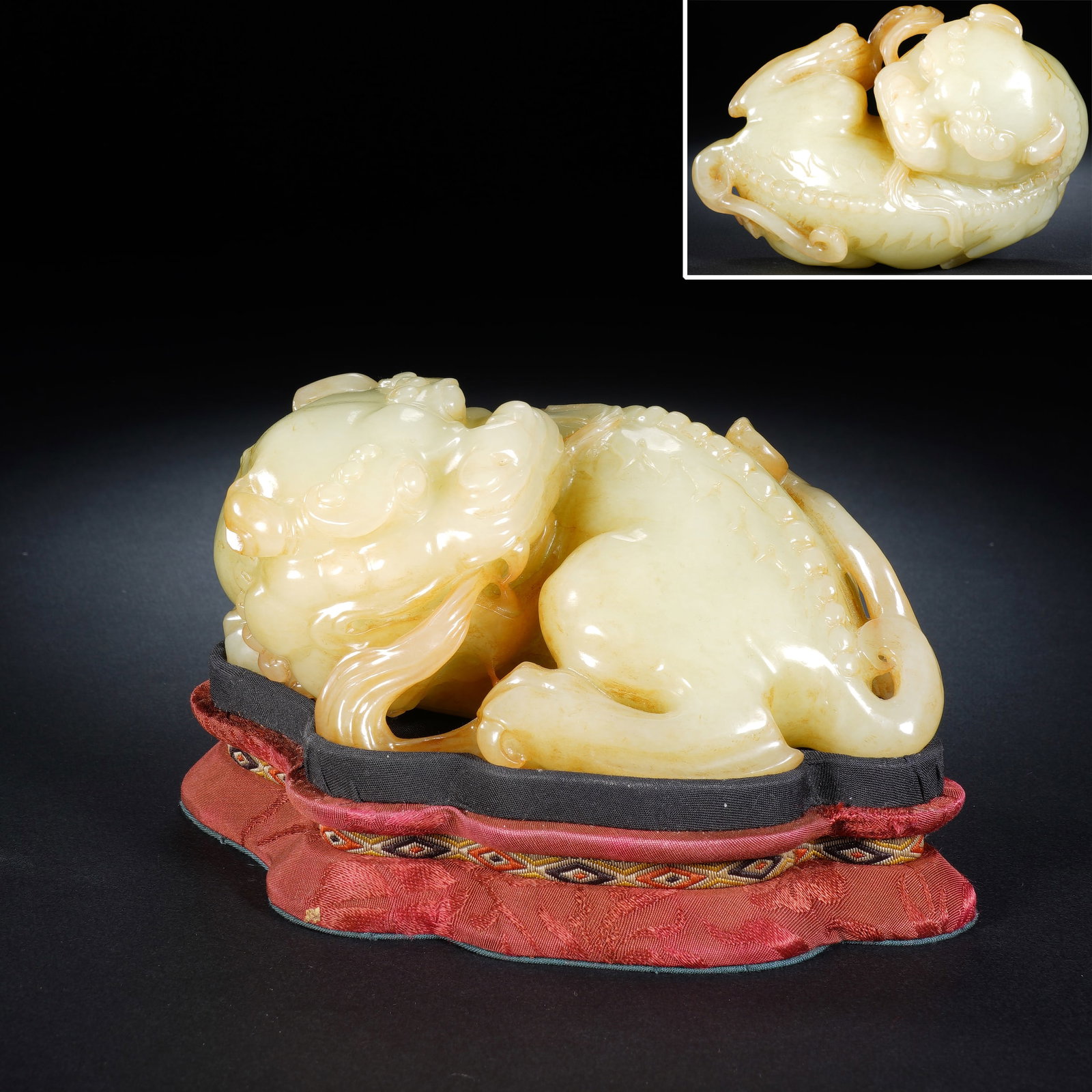 Jade Carved Beast Shape Figure: Jade Carved Beast Shape Figure (14 x 9.5 x 6cm,Weight 970g)