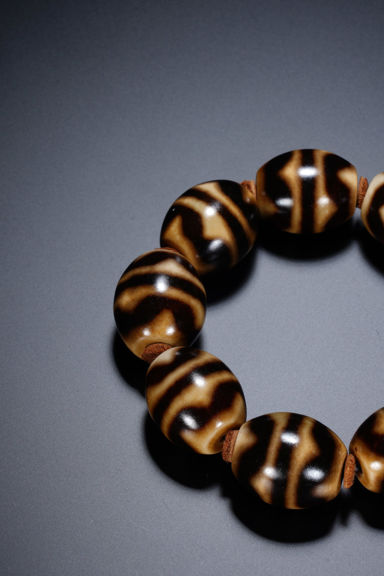 Agate Dzi Bead Bracelet - 5