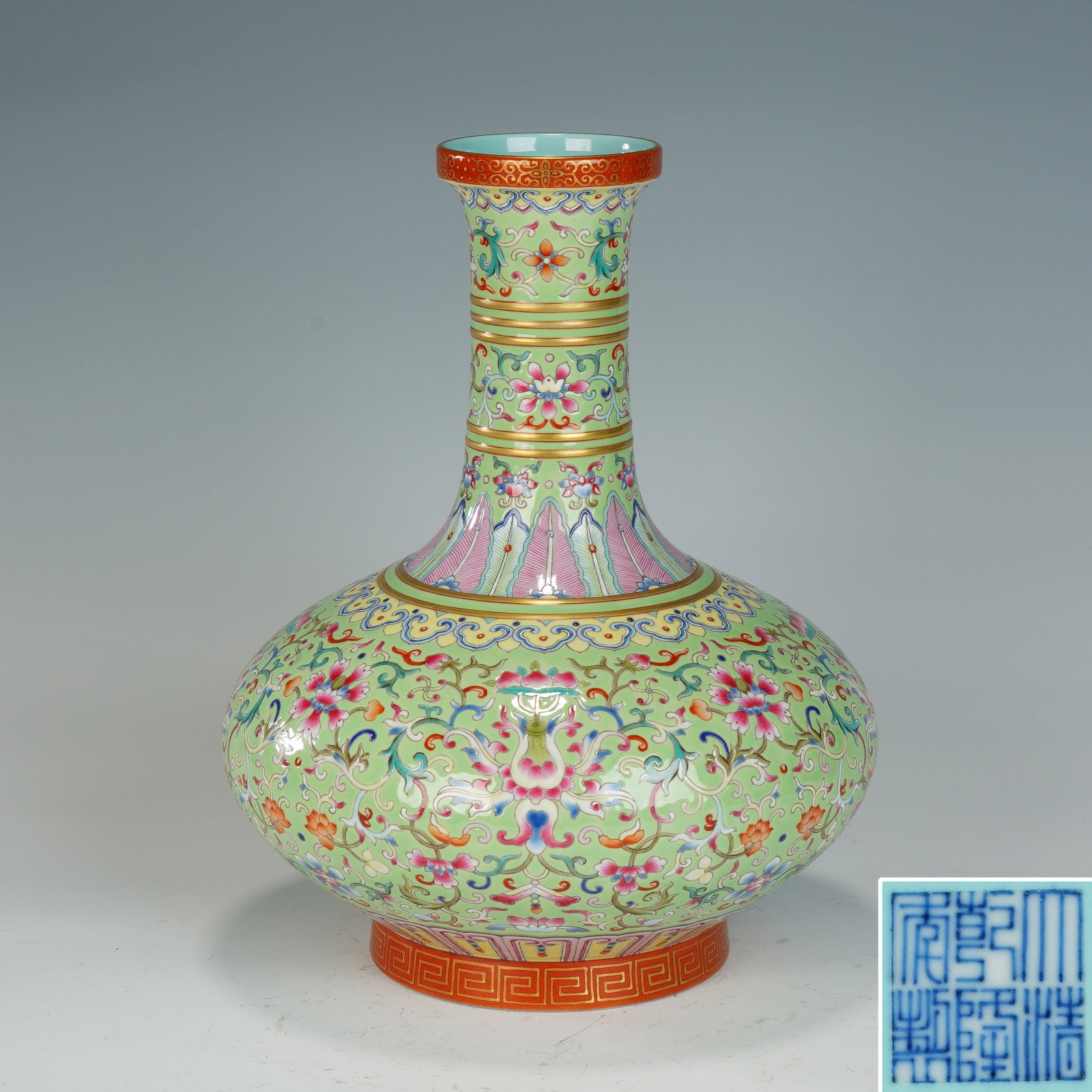 Famille Rose Flower Branch Pattern Porcelain Vase: Famille Rose Flower Branch Pattern Porcelain Vase (21 x 28cm)