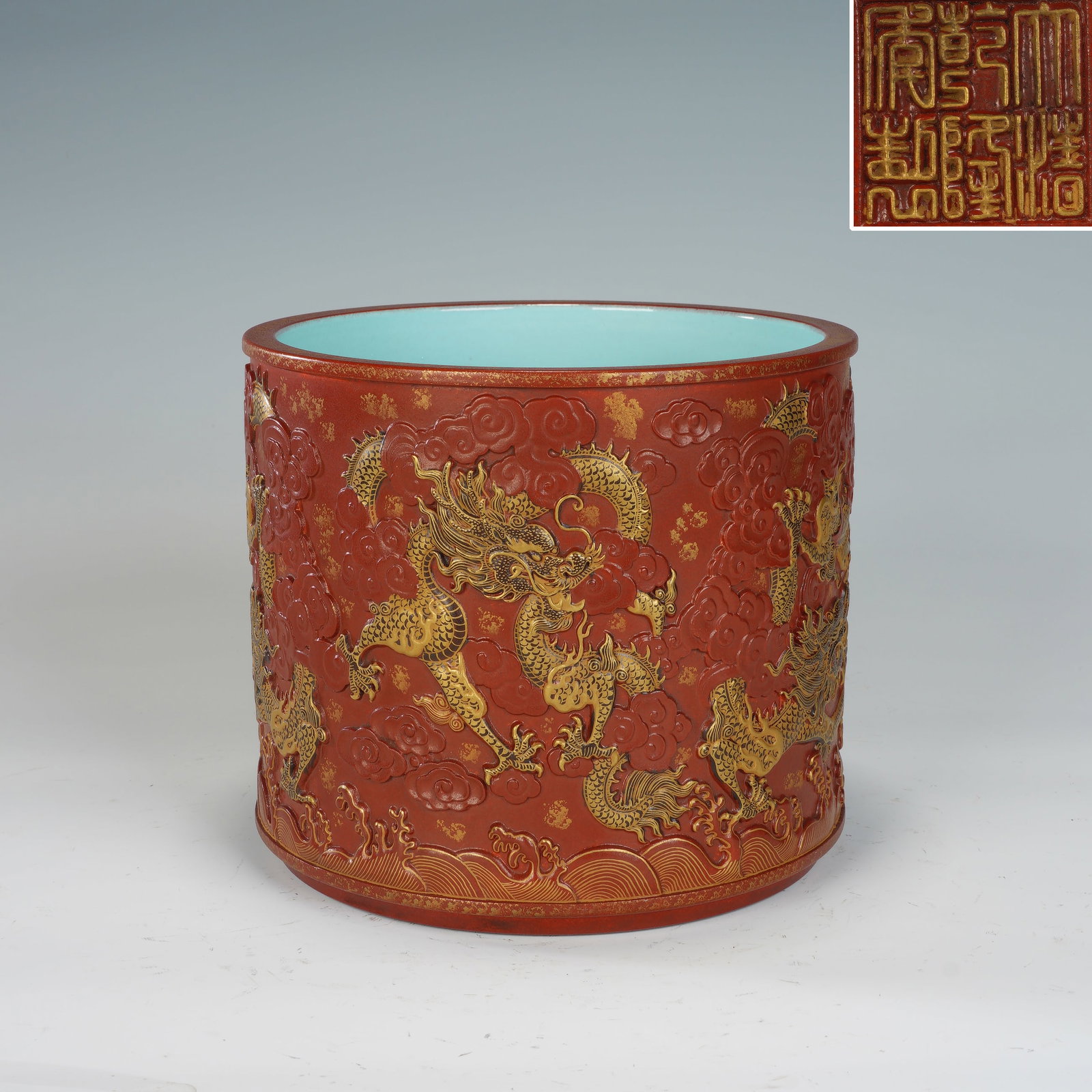 Famille Rose Gold Drawing Sea Wave and Dragon Pattern Porcelain Brush Pot: Famille Rose Gold Drawing Sea Wave and Dragon Pattern Porcelain Brush Pot (19 x 16cm)