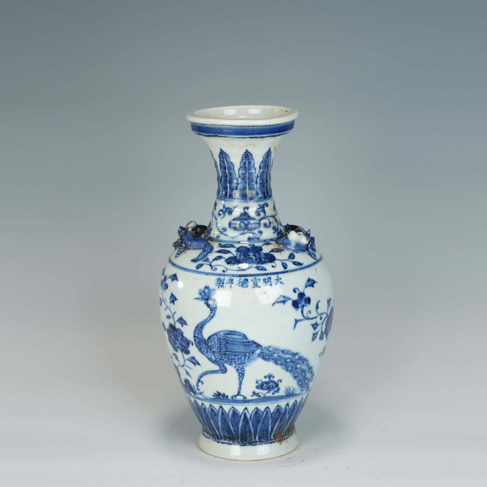 Blue and White Flower and Peacock Pattern Porcelain Vase: Blue and White Flower and Peacock Pattern Porcelain Vase (15 x 30cm)