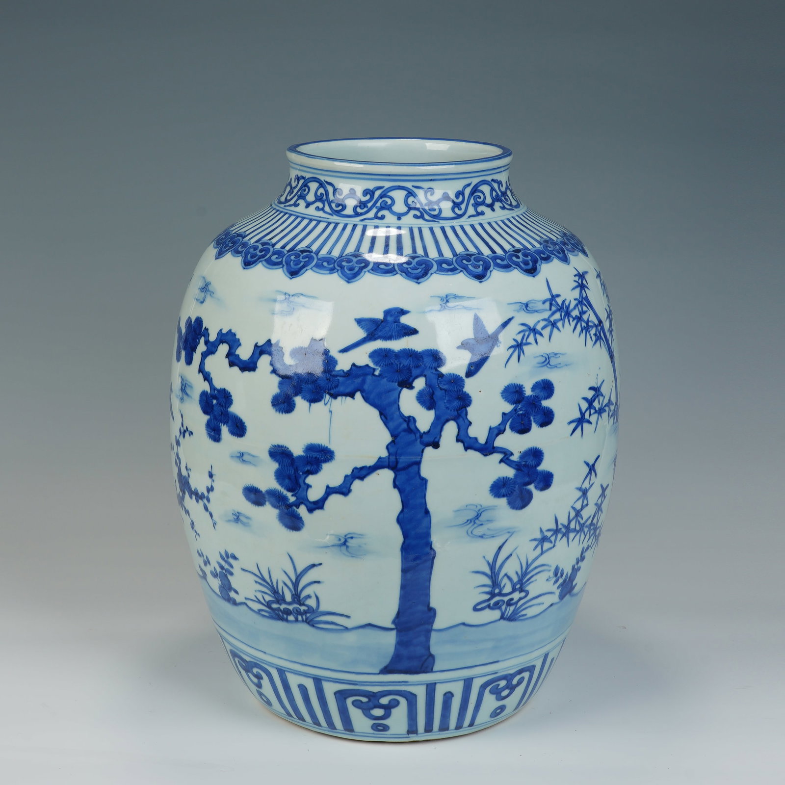 Blue and White Pine Tree and Plum Flower & Bamboo Pattern Porcelain Pot: Blue and White Pine Tree and Plum Flower & Bamboo Pattern Porcelain Pot (29 x 43cm)