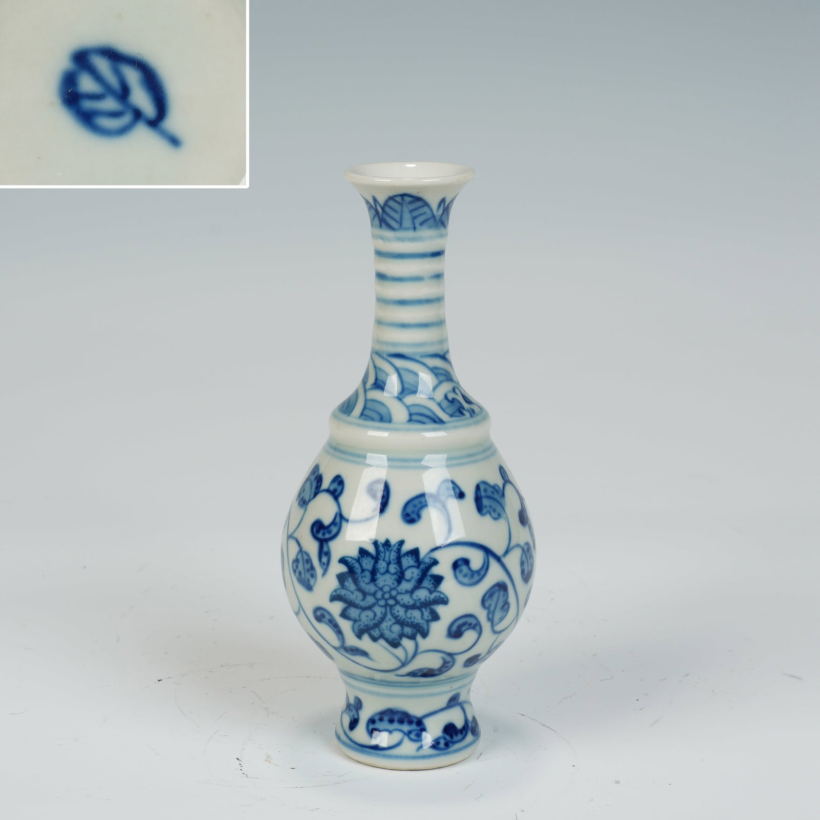 Blue and White Flower Pattern Porcelain Vase: Blue and White Flower Pattern Porcelain Vase (6 x 14cm)