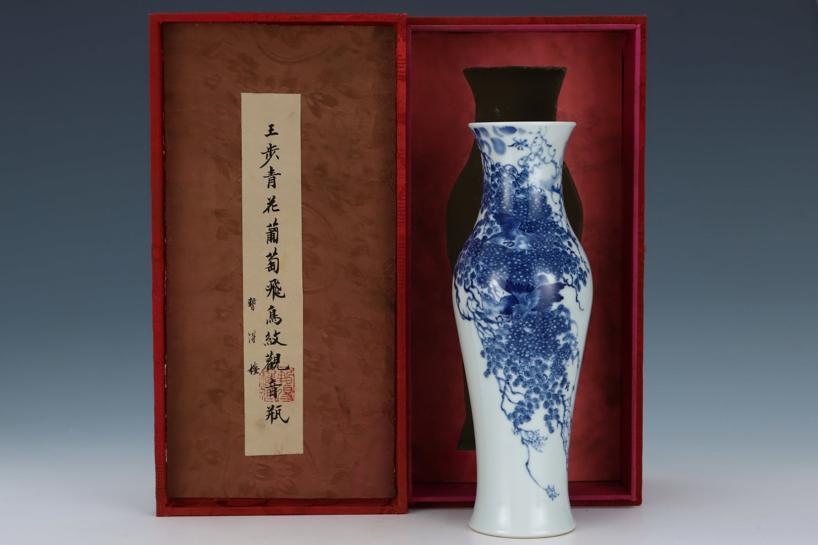Blue and White Grapes and Bird Pattern Porcelain Vase,Wang Bu Mark (1 of 9)