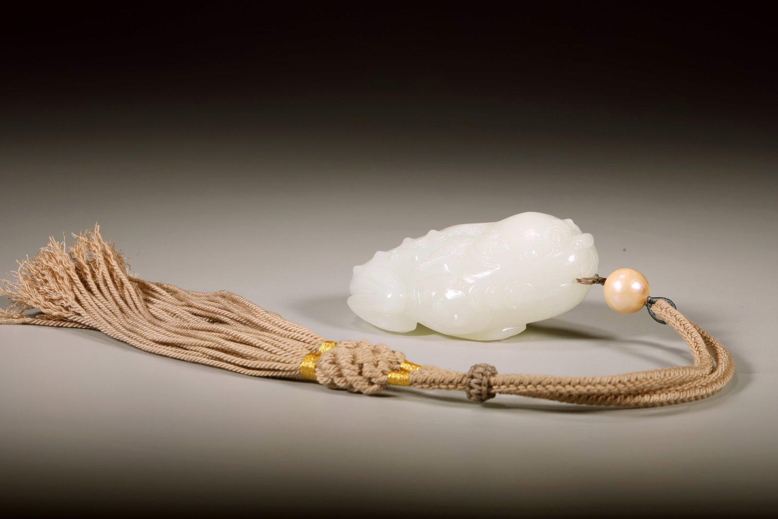 A HETIAN JADE CARVED GOLDEN TOAD PENDANT: A HETIAN JADE CARVED GOLDEN TOAD PENDANT Length:7.3cm,Width:4.6cm,Height:3.3cm