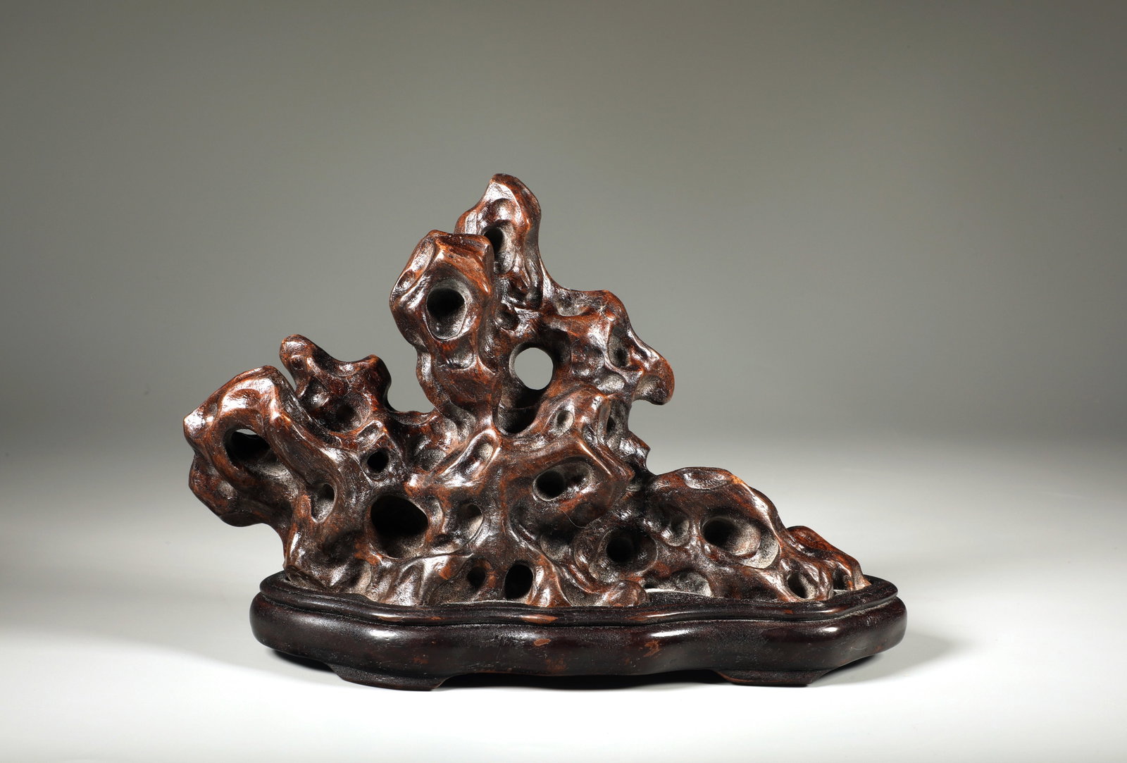 A EAGLEWOOD CARVED CAVE MOUNTAIN BRUSH REST: A EAGLEWOOD CARVED CAVE MOUNTAIN BRUSH REST Length:19.5cm,Width:6.5cm,Height:14.5cm