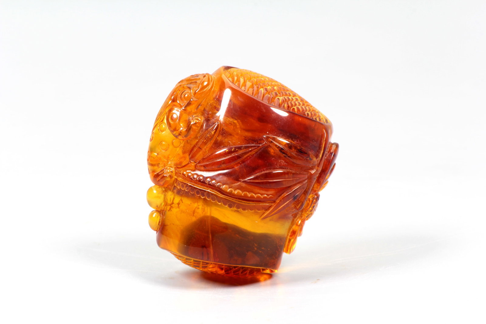 A AMBER FORTUNE AND DOUBLE ASCENSION ORNAMENT: A AMBER FORTUNE AND DOUBLE ASCENSION ORNAMENT 4.5*4.1*2.2cm;Weight:23.1g