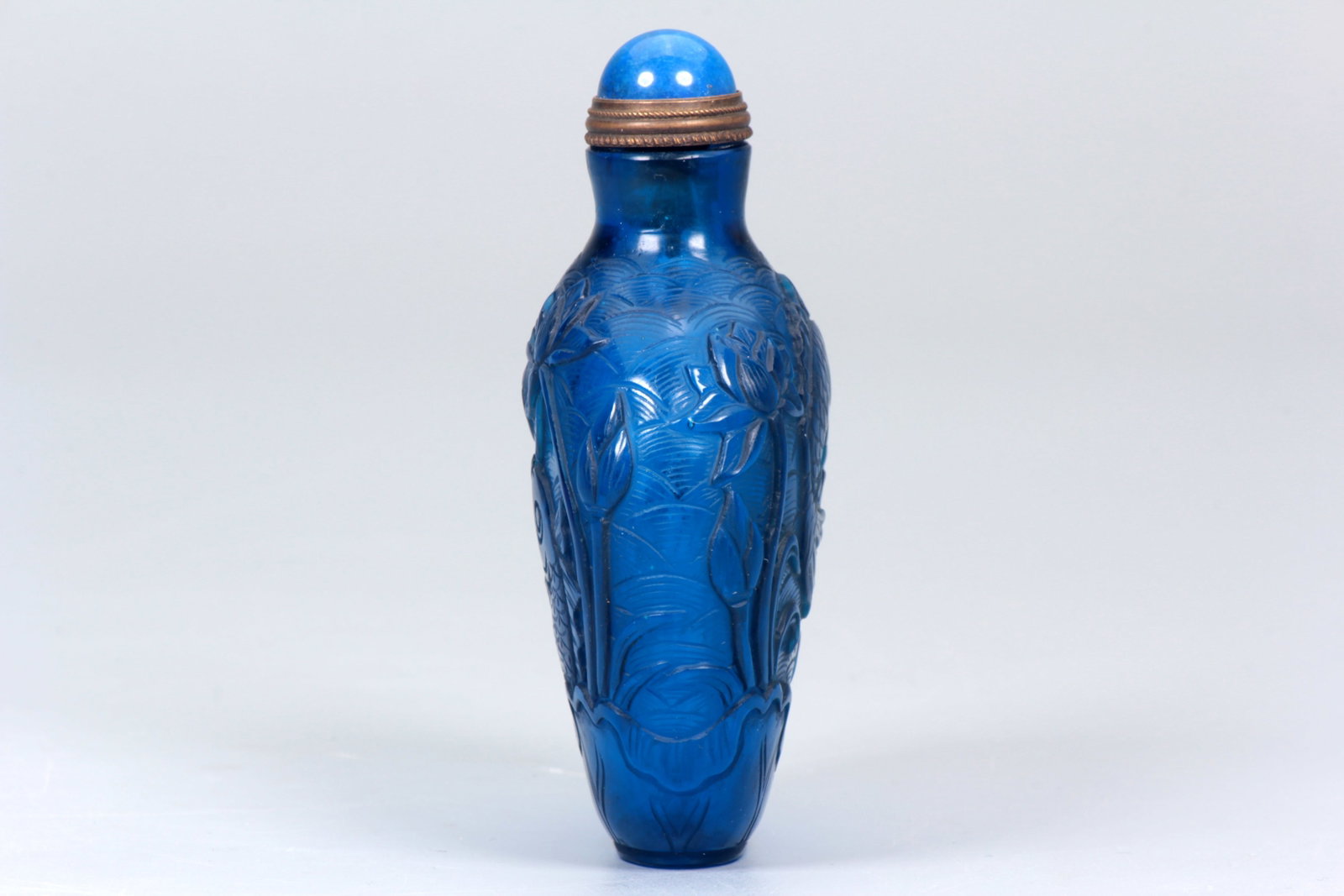 A BLUE GLASS FISH SNUFF BOTTLE - 5