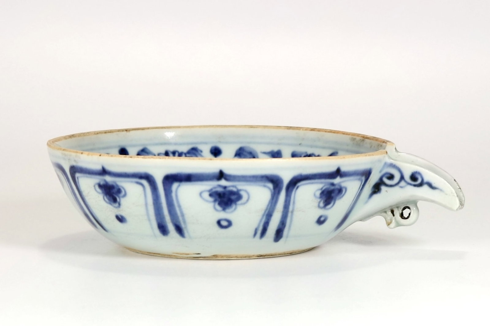 A BLUE AND WHITE 'MANDARIN DUCKS PLAYING IN LOTUS' YI (WASHER): A BLUE AND WHITE 'MANDARIN DUCKS PLAYING IN LOTUS' YI (WASHER) Height:4.5cm?Diam:14.5cm