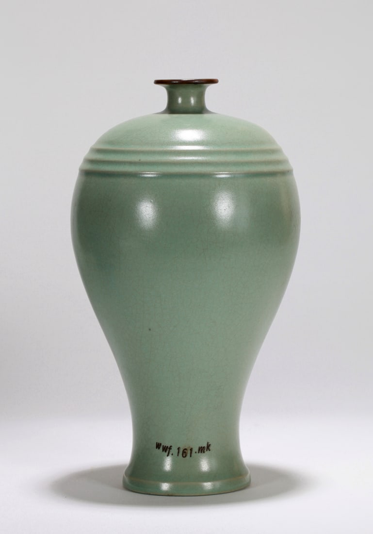 A RU-TYPE MEIPING VASE - 4