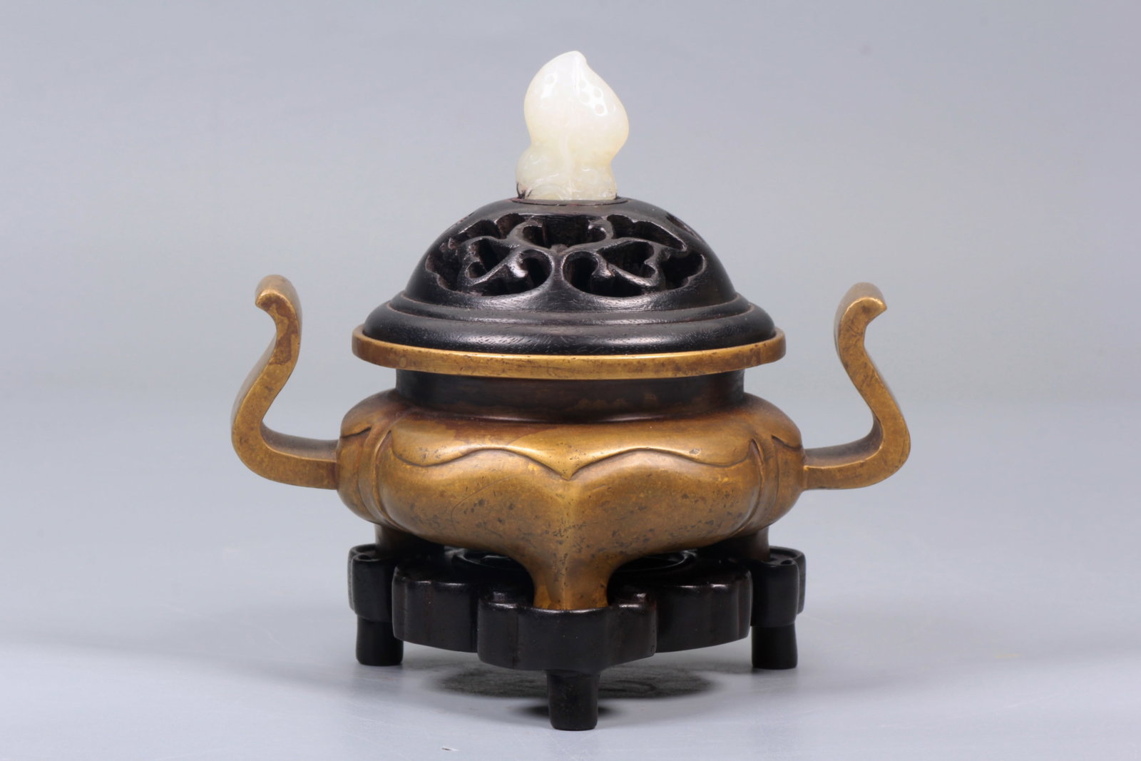 A CENSER-EARED TRIPOD BRONZE INCENSE BURNER: A CENSER-EARED TRIPOD BRONZE INCENSE BURNER Height:5.4cm,Width:12.2cm;Weight:490g
