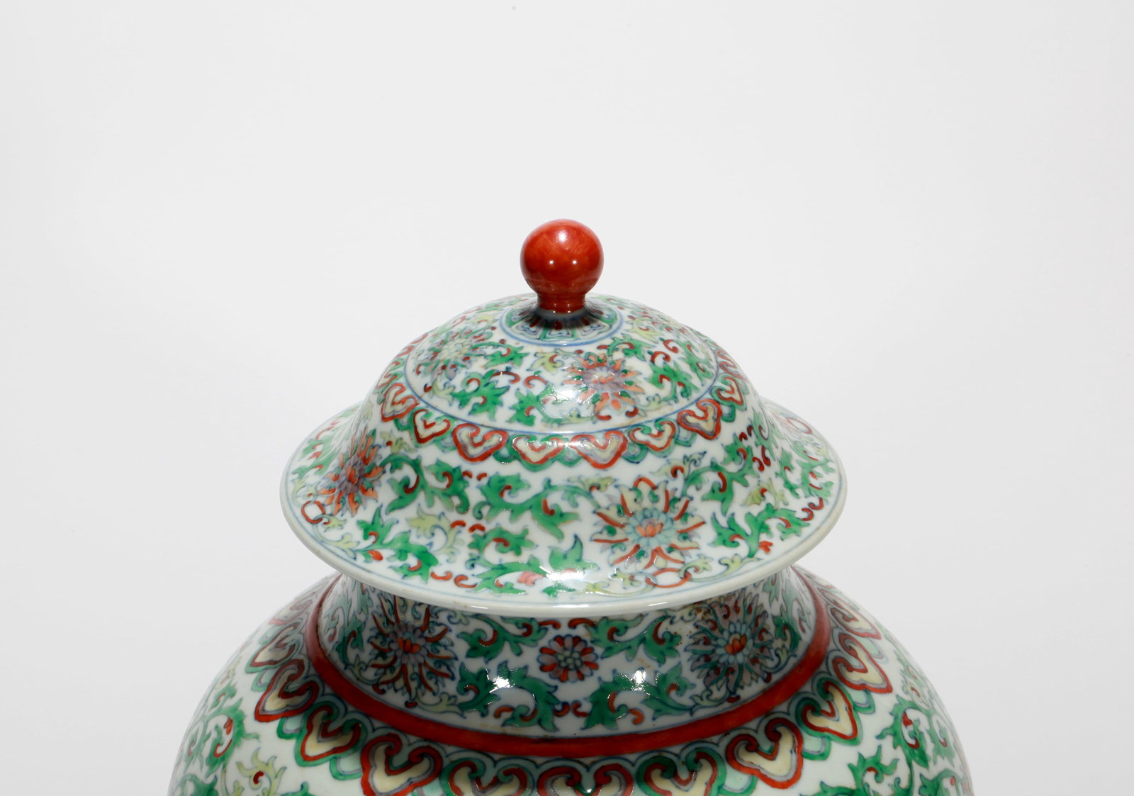 A DOUCAI FLORAL COVERED JAR - 8