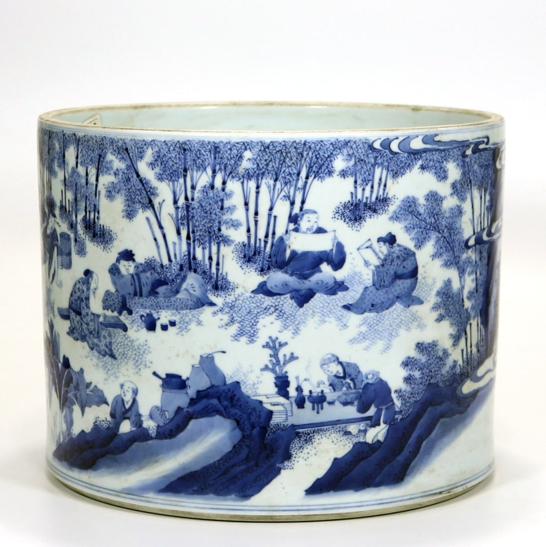 A LARGE BLUE AND WHITE 'SEVEN SAGES OF THE BAMBOO GROVE' BRUSHPOT (BITONG): A LARGE BLUE AND WHITE 'SEVEN SAGES OF THE BAMBOO GROVE' BRUSHPOT (BITONG) Height:22cm?Diam:29.2cm