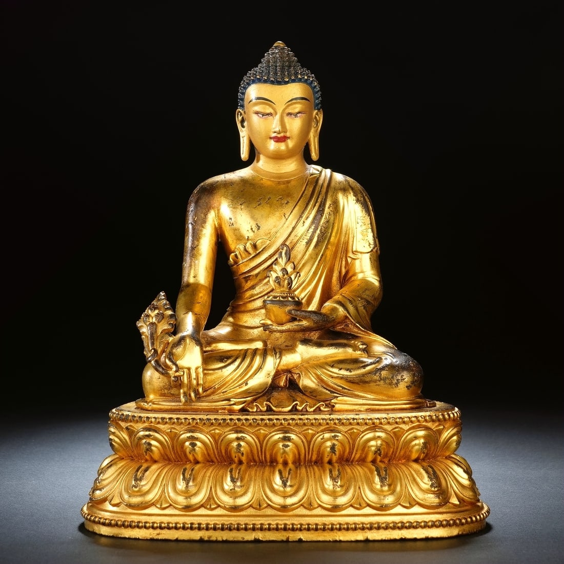A GILT-BRONZE SEATED BHAISAJYAGURU: A GILT-BRONZE SEATED BHAISAJYAGURU 16*11*19cm;Weight:2267g
