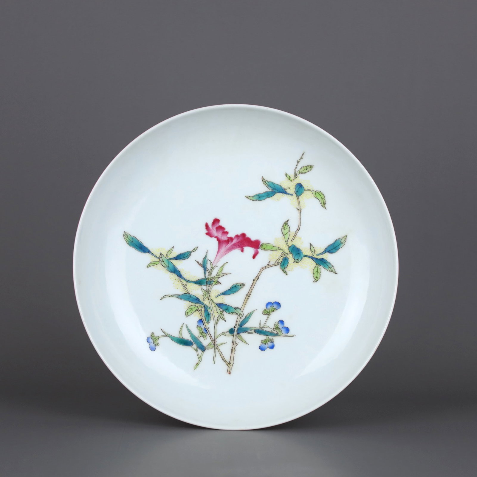 AN ENAMELED 'FLOWERS' DISH: AN ENAMELED 'FLOWERS' DISH Height:3.6cm,Diam:19.5cm