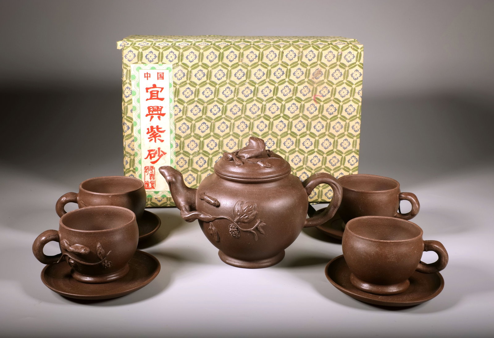 A ZISHA SQUIRREL AND GRAPE TEAPOT SET: A ZISHA SQUIRREL AND GRAPE TEAPOT SET Height:11cm,Width:17cm