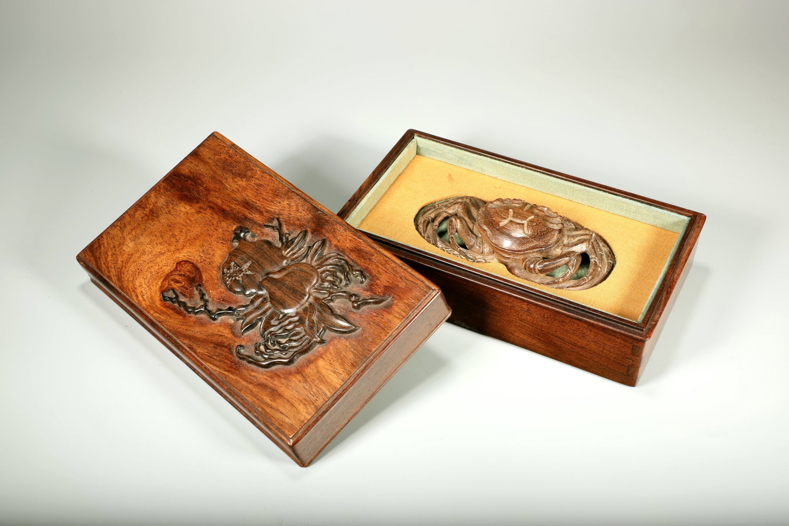 A ZITAN CARVED 'EIGHT DIRECTIONS FORTUNE' BOX SET: A ZITAN CARVED 'EIGHT DIRECTIONS FORTUNE' BOX SET Length:12.5cm,Width:6.5cm