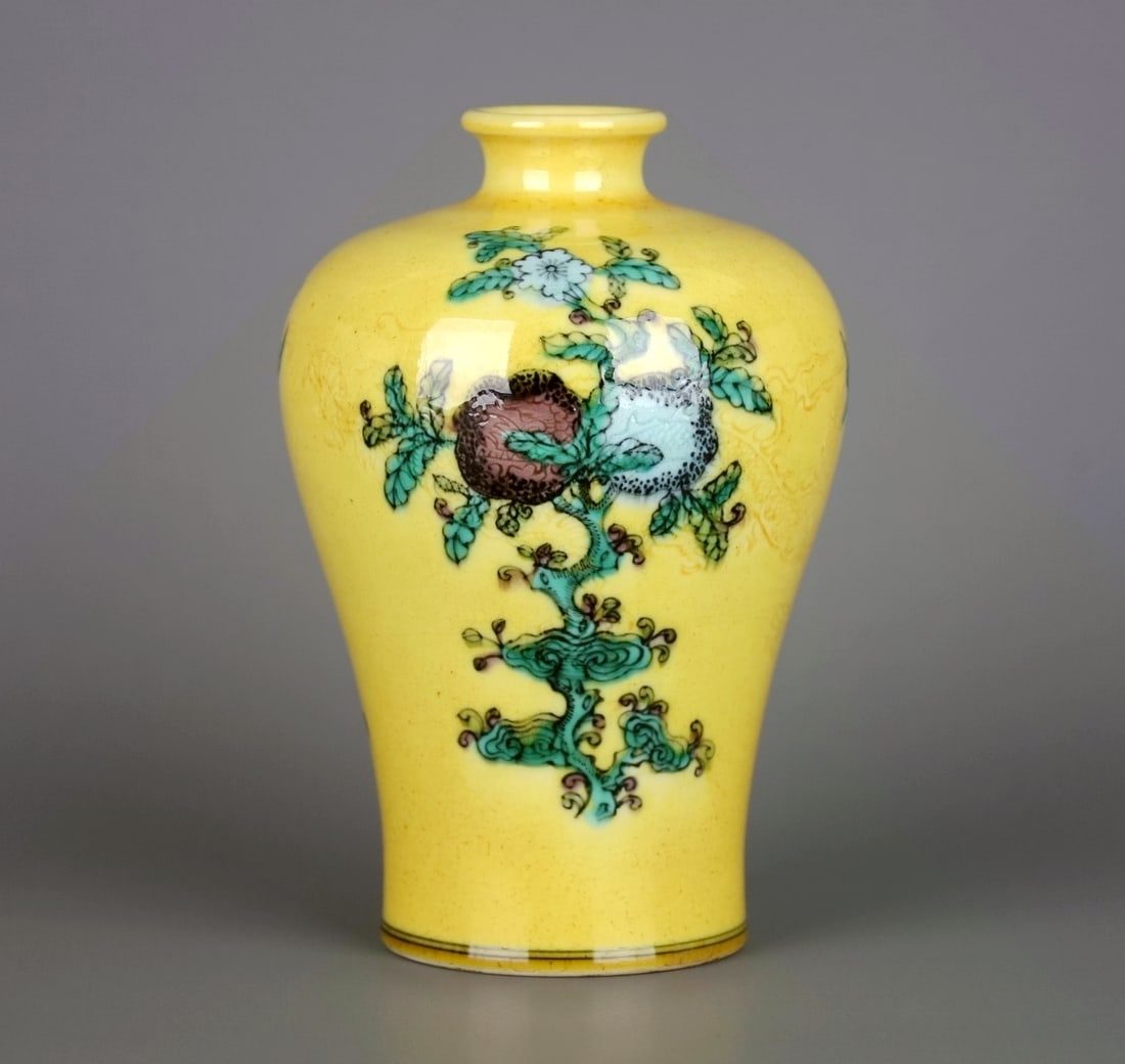 A SANCAI (THREE-COLOUR) 'THREE FRUITS' MEIPING ON YELLOW GROUND: A SANCAI (THREE-COLOUR) 'THREE FRUITS' MEIPING ON YELLOW GROUND Height:13.5cm?Diam:9cm