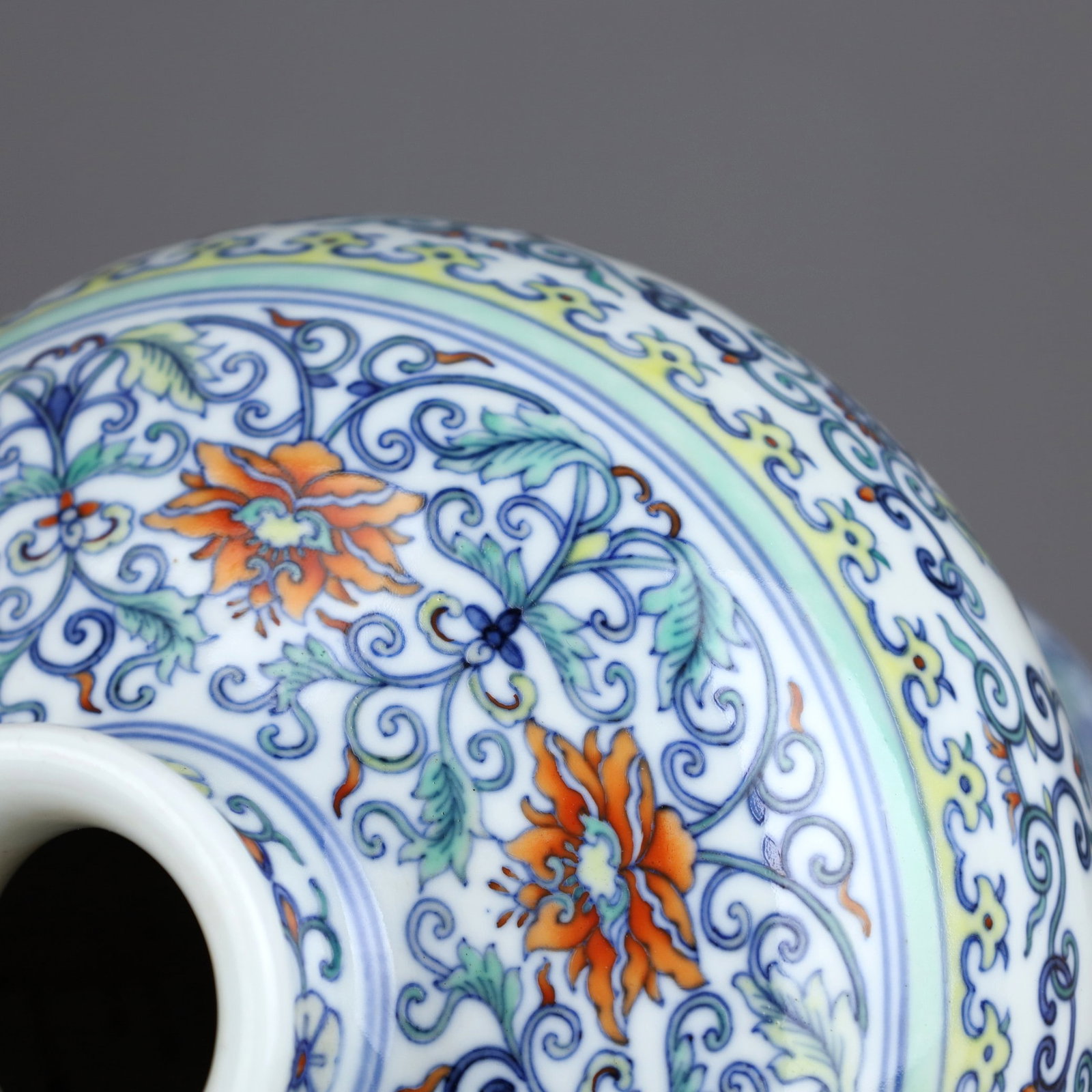 A DOUCAI VASE WITH FLORAL SPRAY PATTERN - 3