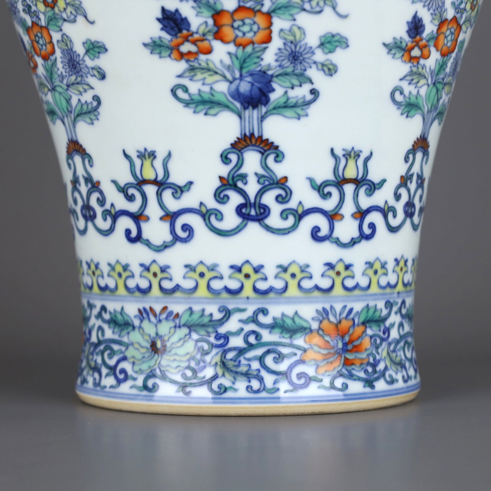 A DOUCAI VASE WITH FLORAL SPRAY PATTERN - 4