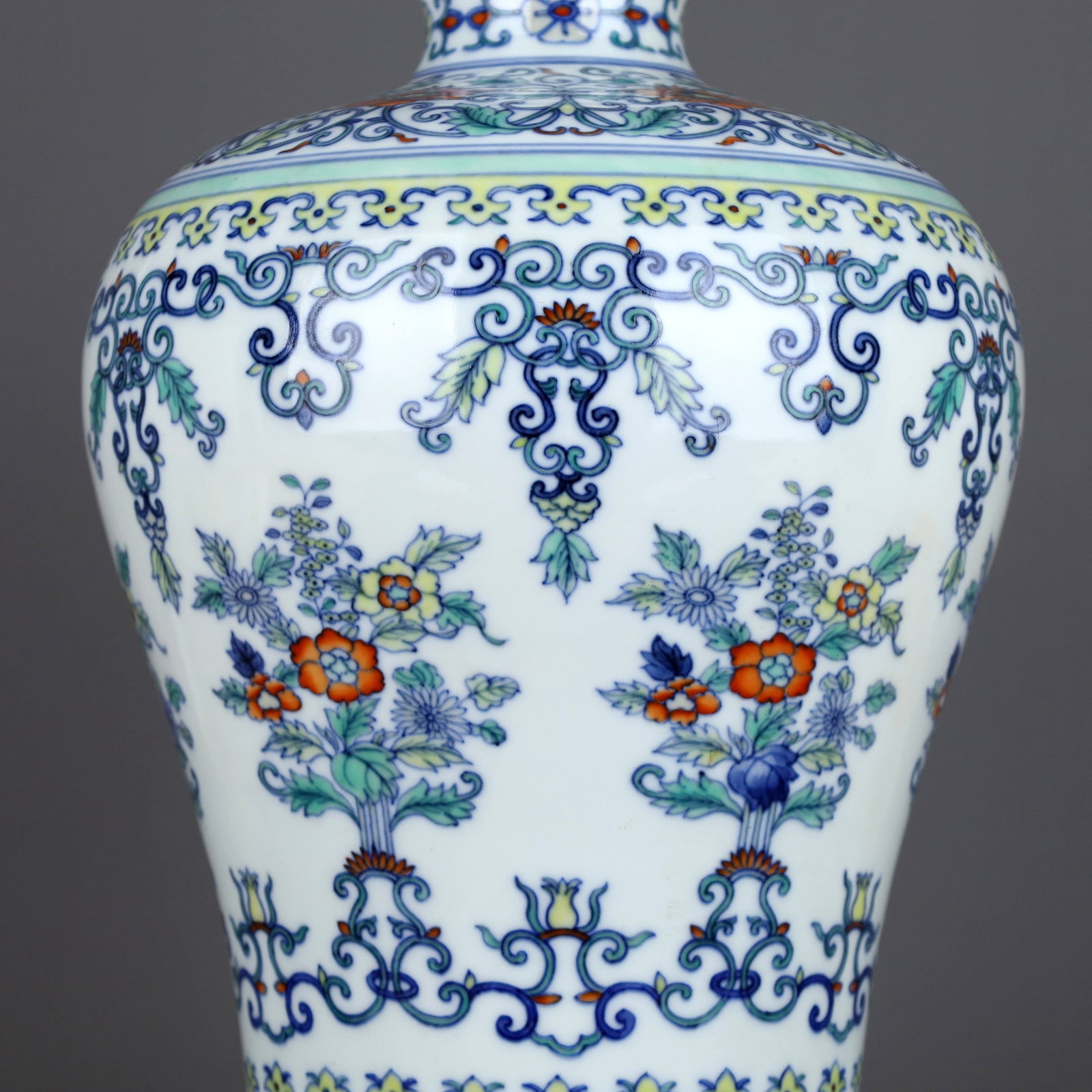 A DOUCAI VASE WITH FLORAL SPRAY PATTERN - 6