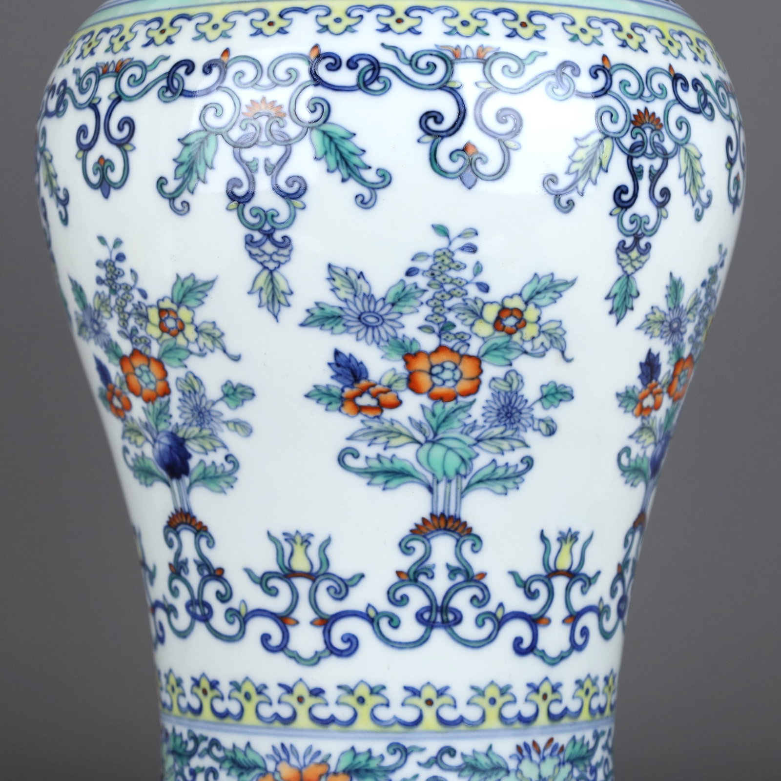A DOUCAI VASE WITH FLORAL SPRAY PATTERN - 8