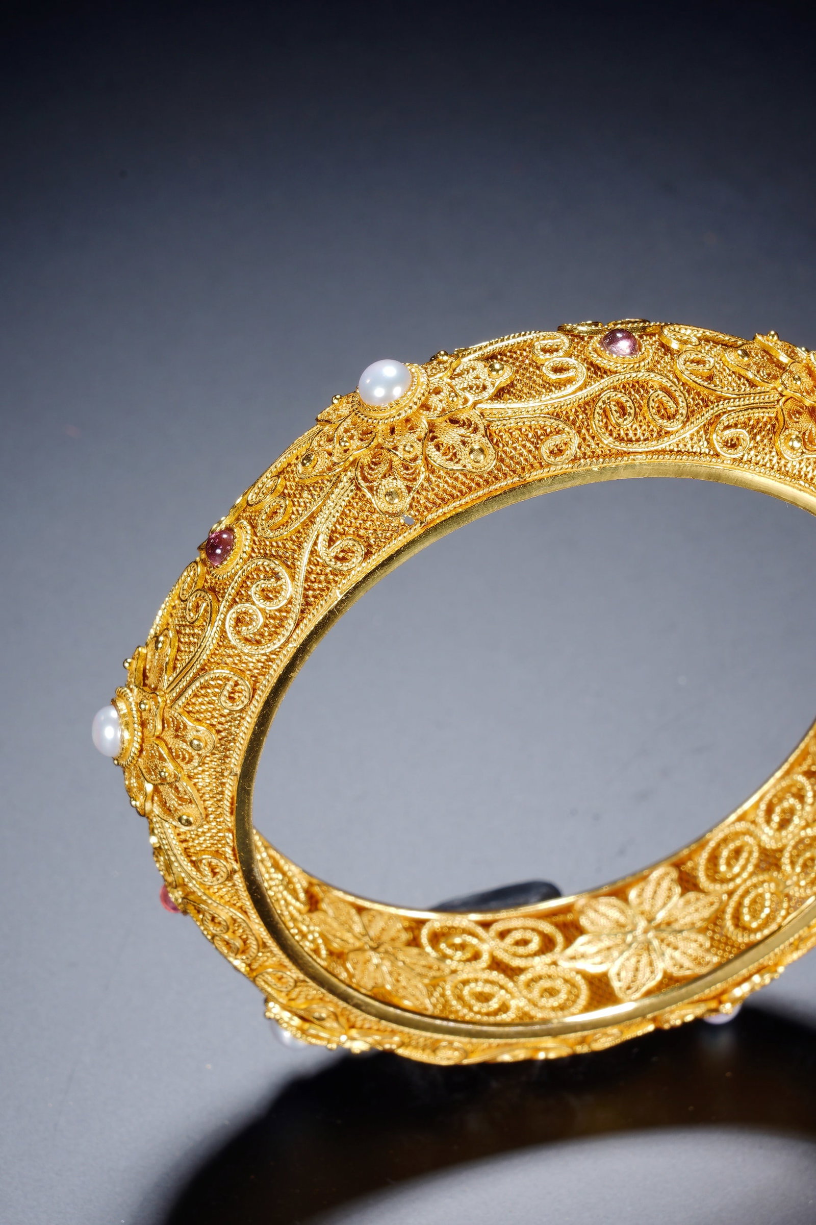 A SILVER GILT GEM-SET BANGLE - 10